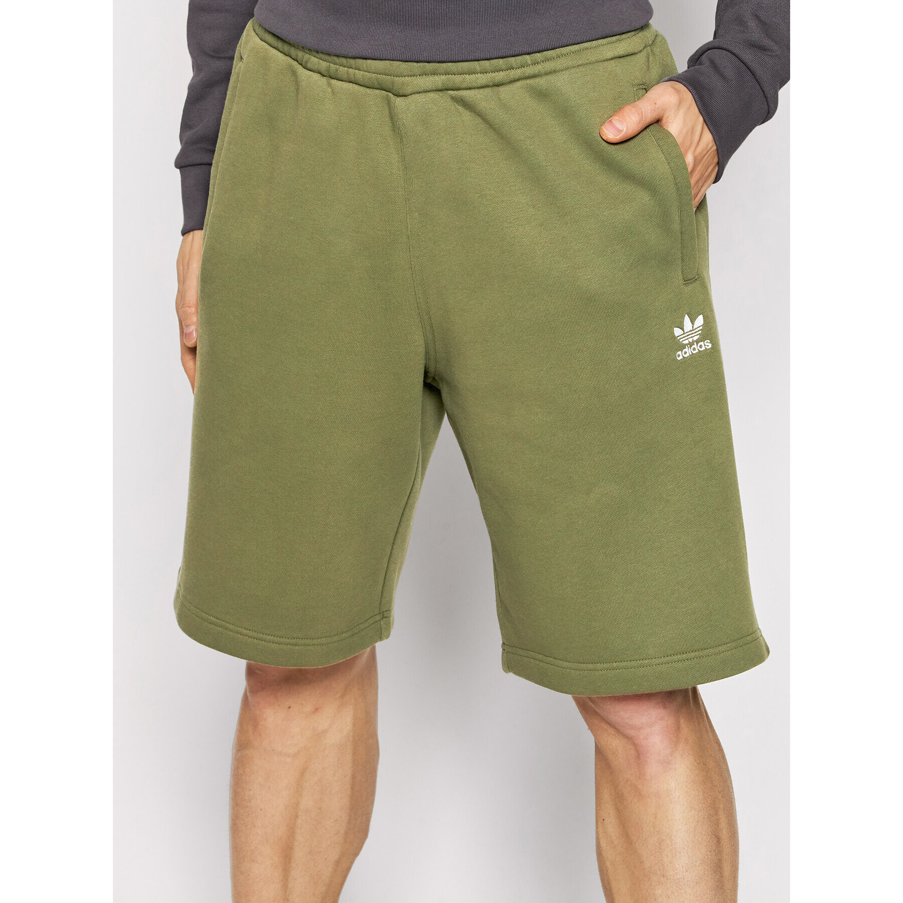 adidas Pantaloni scurți sport adicolor Essentials Trefoil H65677 Verde Regular Fit - Pled.ro