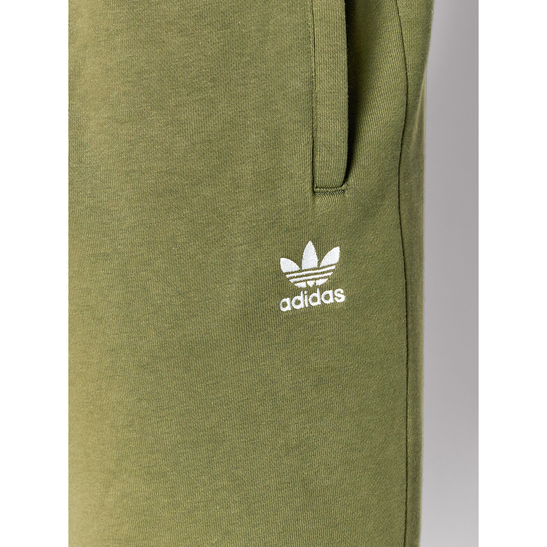 adidas Pantaloni scurți sport adicolor Essentials Trefoil H65677 Verde Regular Fit - Pled.ro