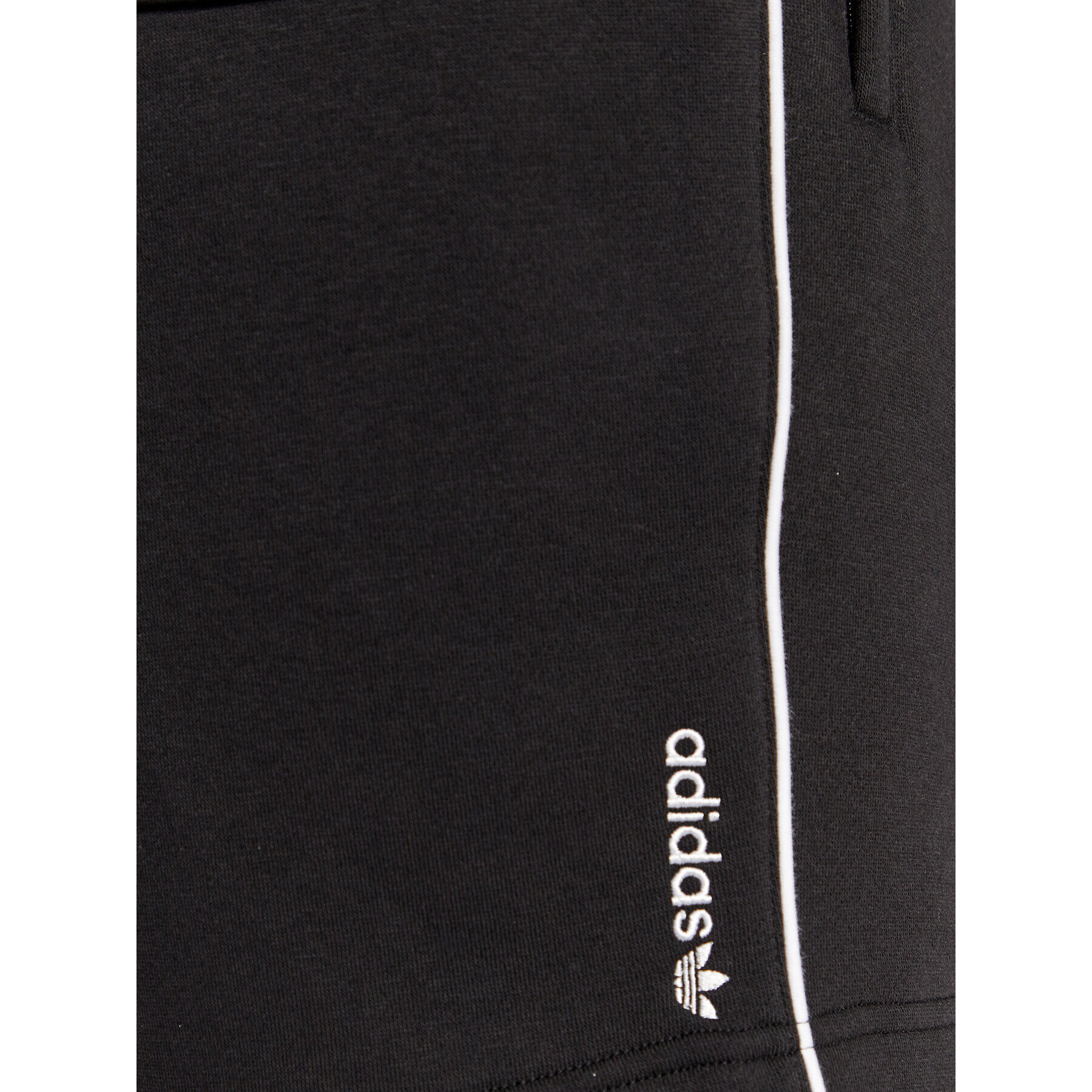 adidas Pantaloni scurți sport Adicolor Seasonal Archive HR3323 Negru Regular Fit - Pled.ro