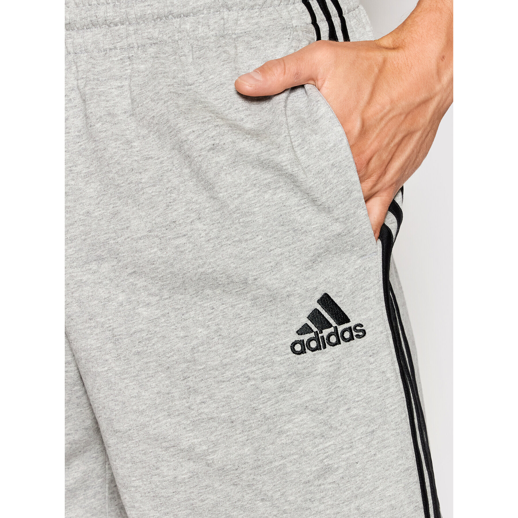 adidas Pantaloni scurți sport Aeroready Essentials 3-Stripes GK9990 Gri Regular Fit - Pled.ro