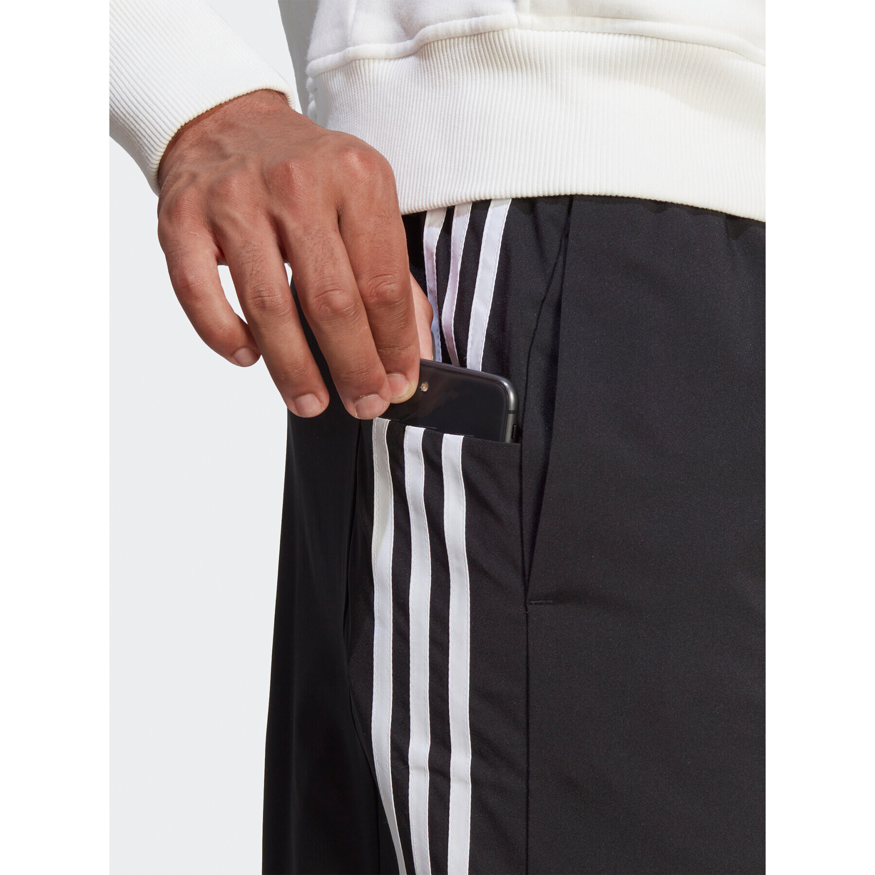 adidas Pantaloni scurți sport AEROREADY Essentials Chelsea 3-Stripes Shorts IC1484 Negru Regular Fit - Pled.ro