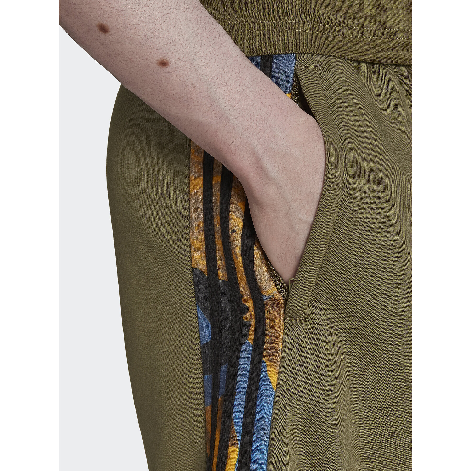 adidas Pantaloni scurți sport Camo HK2811 Verde Regular Fit - Pled.ro