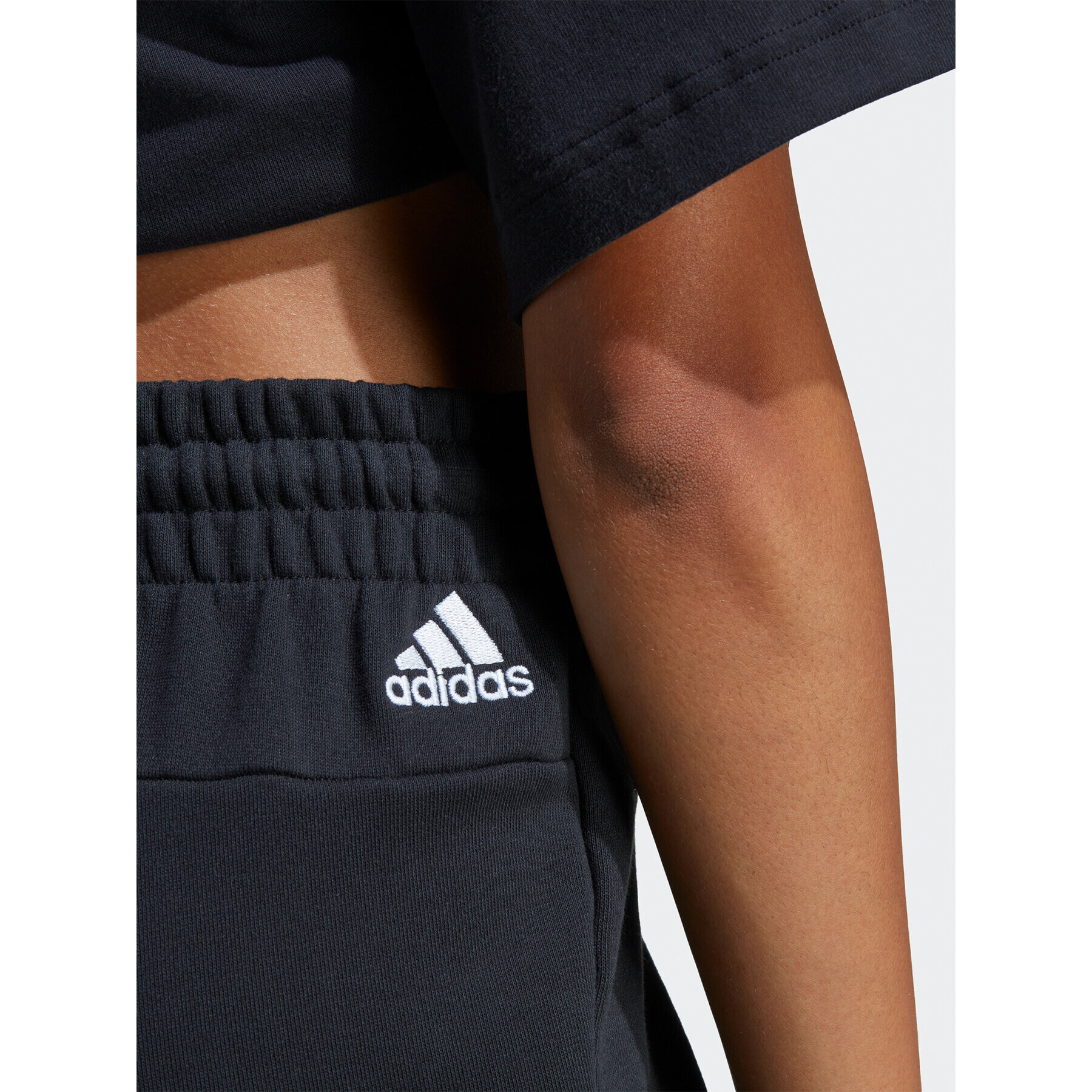 adidas Pantaloni scurți sport Essentials Linear French Terry Shorts IC4442 Negru Slim Fit - Pled.ro