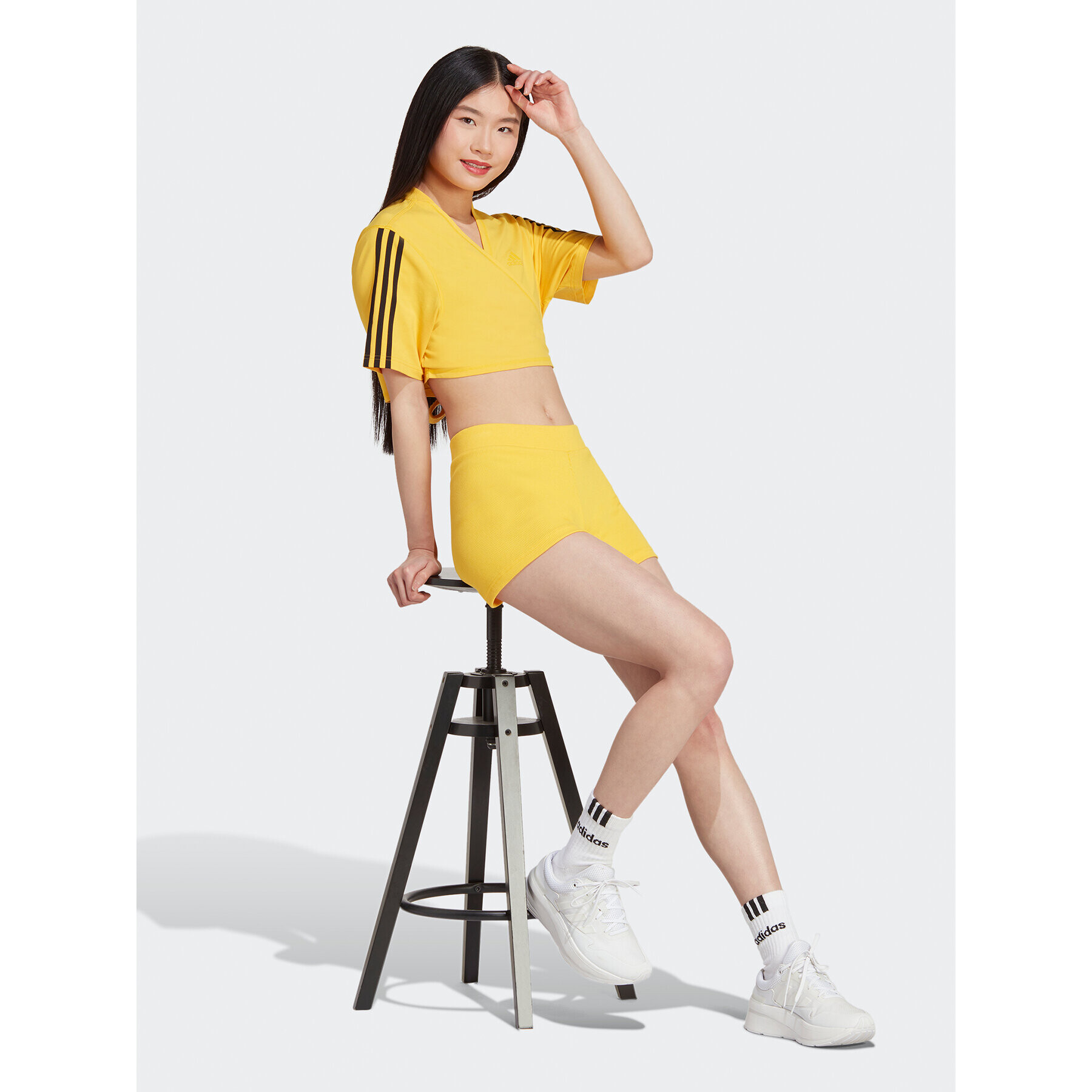 adidas Pantaloni scurți sport Lounge Rib Booty Shorts IC9453 Galben Fitted Fit - Pled.ro