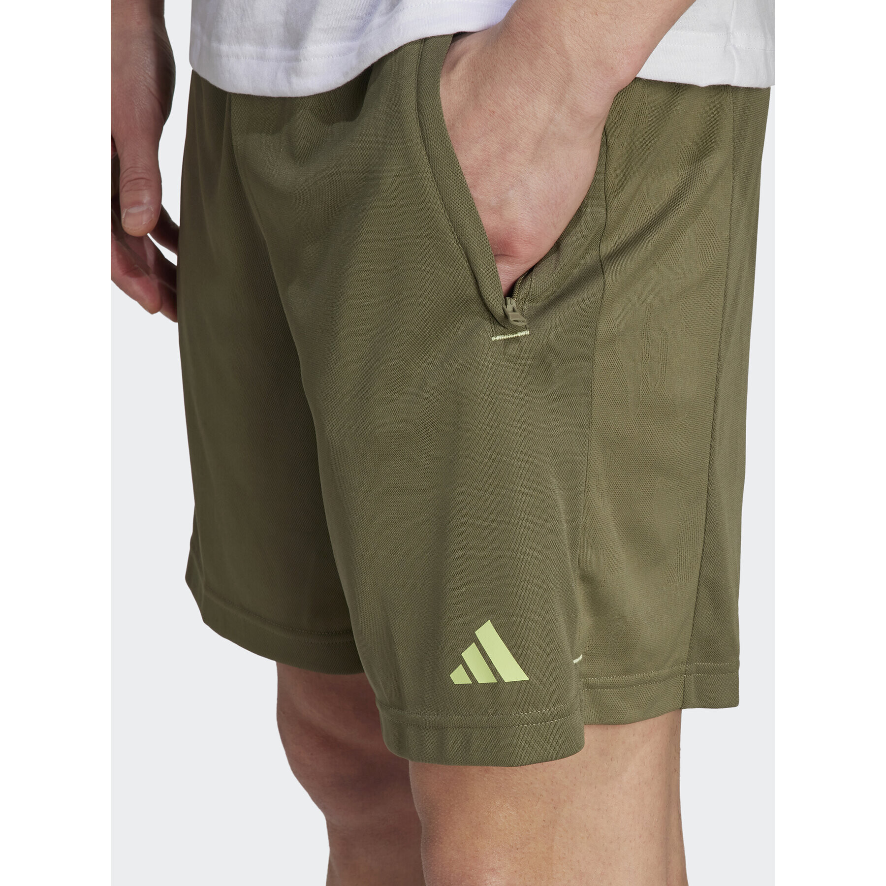 adidas Pantaloni scurți sport Train Essentials Seasonal Camo IJ9615 Verde Regular Fit - Pled.ro