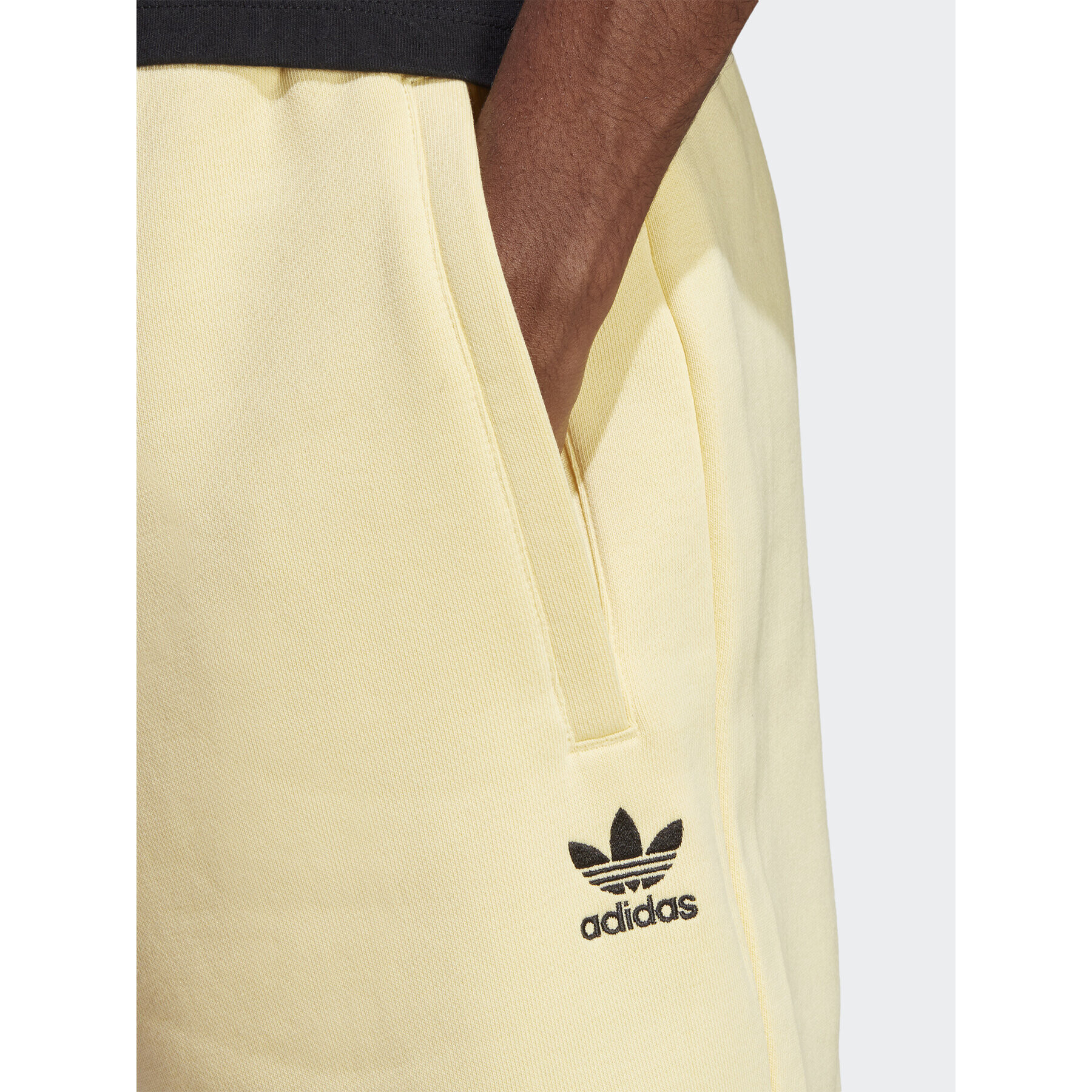 adidas Pantaloni scurți sport Trefoil Essentials Shorts IB3141 Galben Regular Fit - Pled.ro