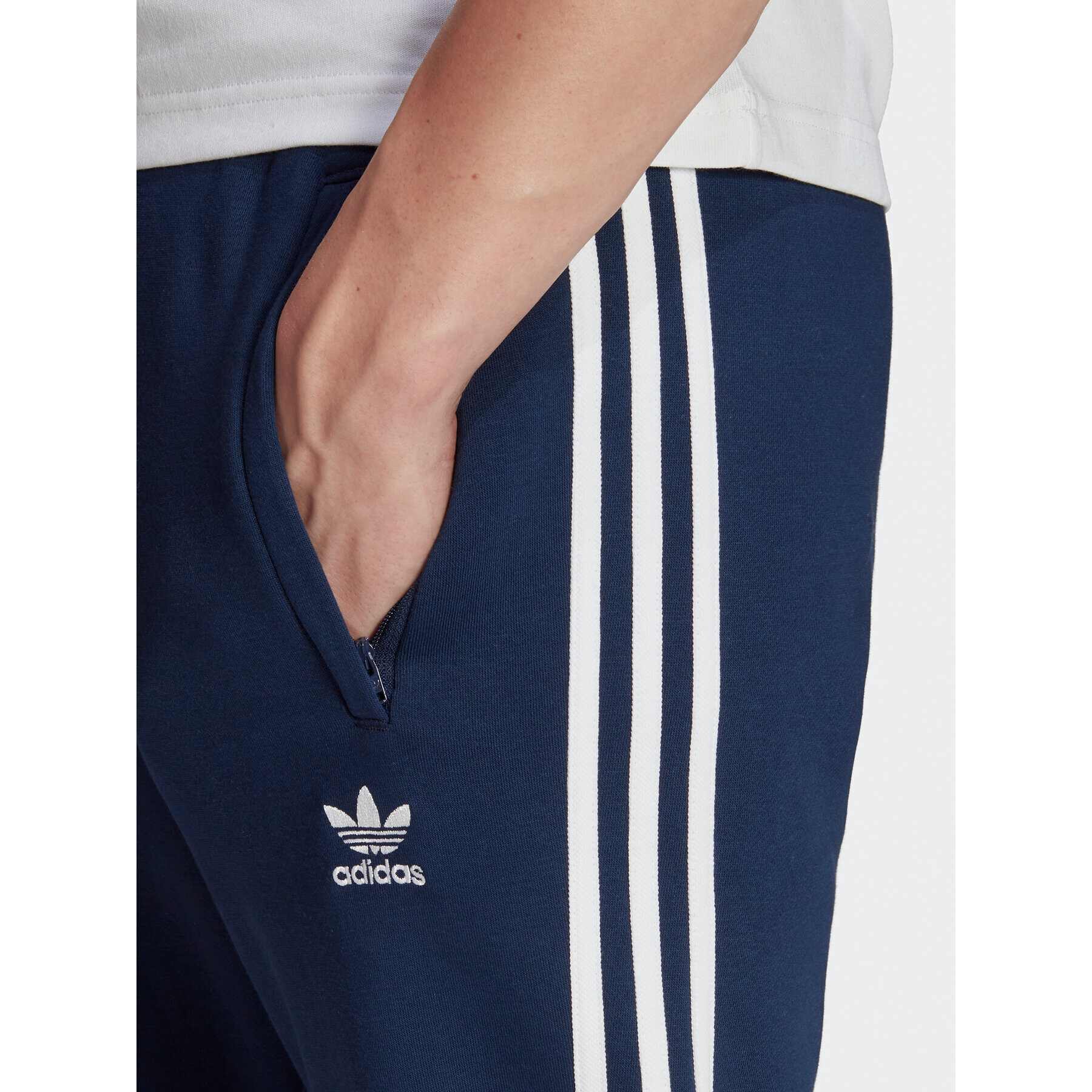 adidas Pantaloni trening adicolor Classics 3-Stripes IB1418 Bleumarin Slim Fit - Pled.ro