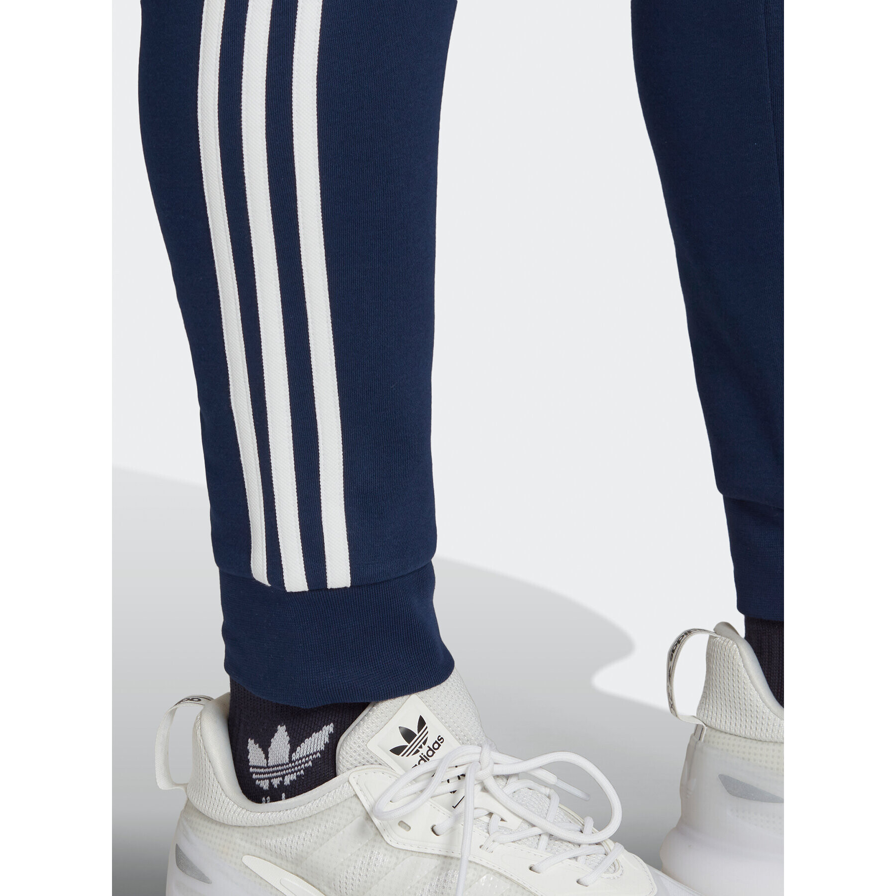 adidas Pantaloni trening adicolor Classics 3-Stripes IB1418 Bleumarin Slim Fit - Pled.ro