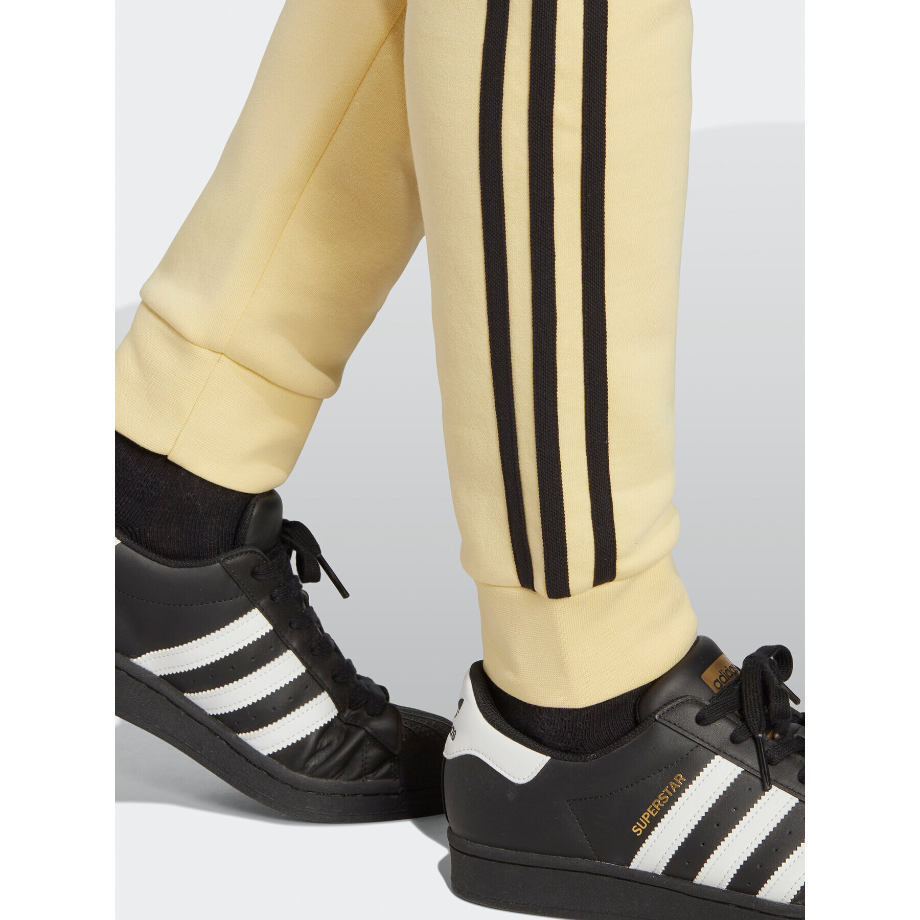 adidas Pantaloni trening Adicolor Classics 3-Stripes Joggers IA4793 Galben Fitted Fit - Pled.ro