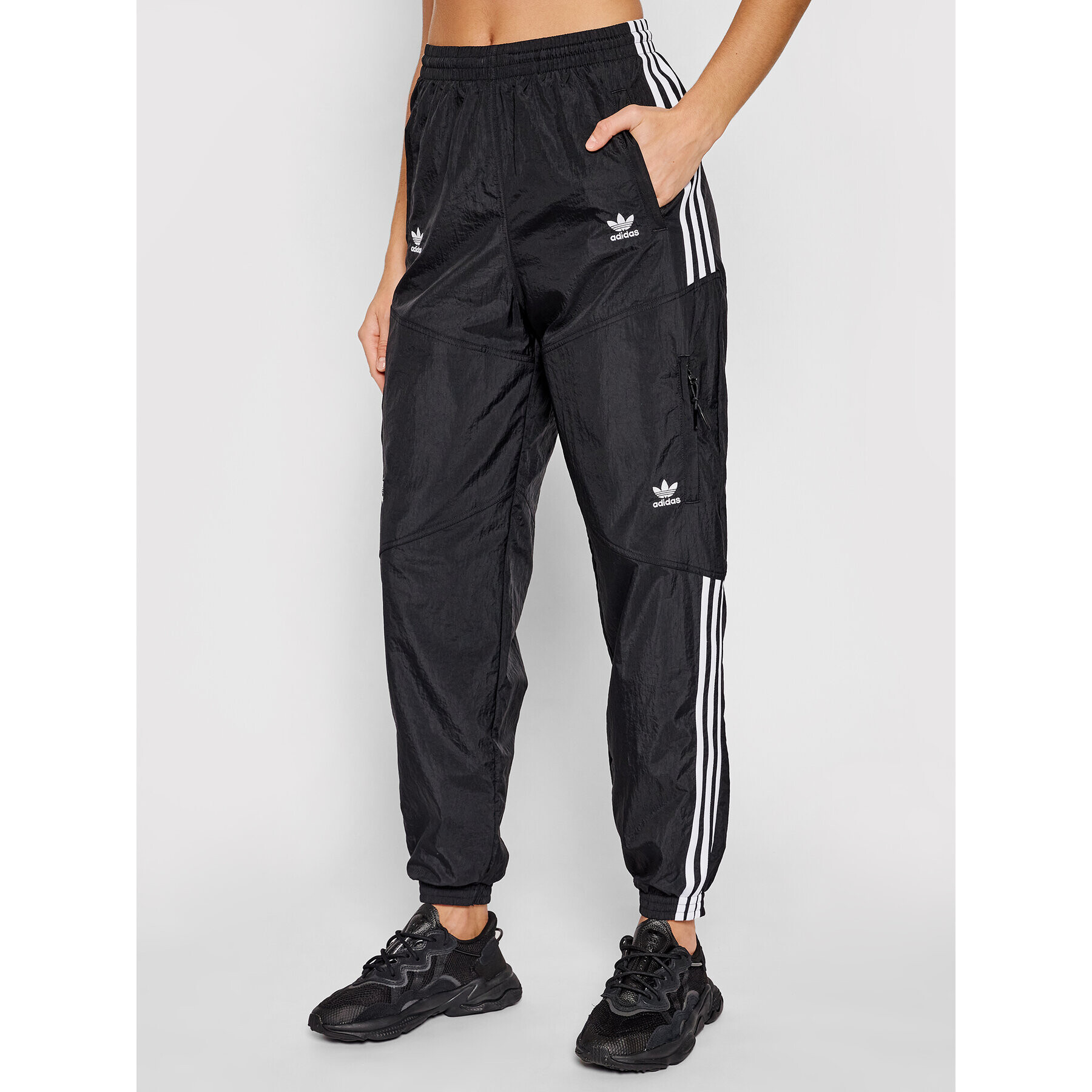 adidas Pantaloni trening adicolor Classics Disrupted Icon H22870 Negru Loose Fit - Pled.ro