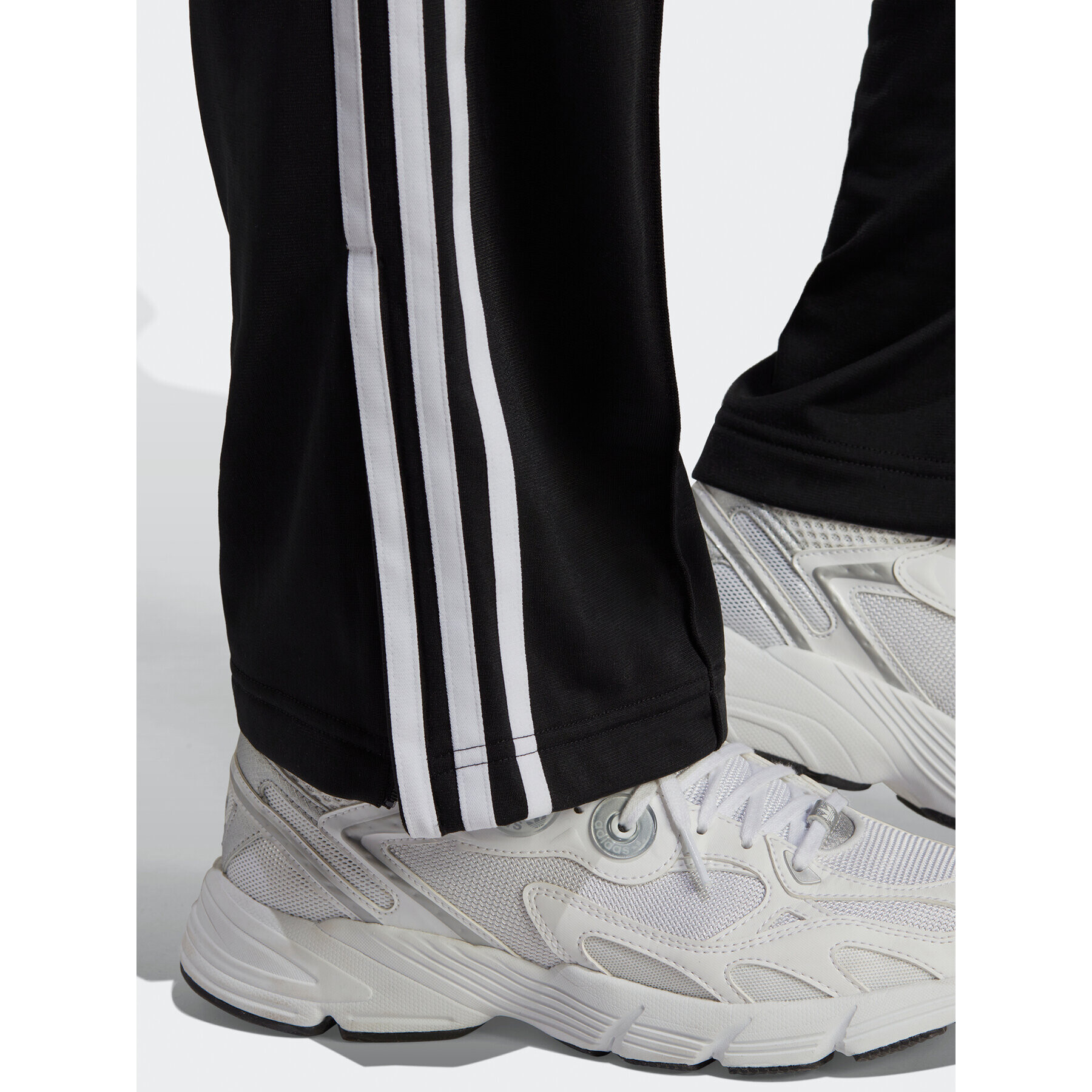 adidas Pantaloni trening adicolor Classics Firebird IB7326 Negru Regular Fit - Pled.ro