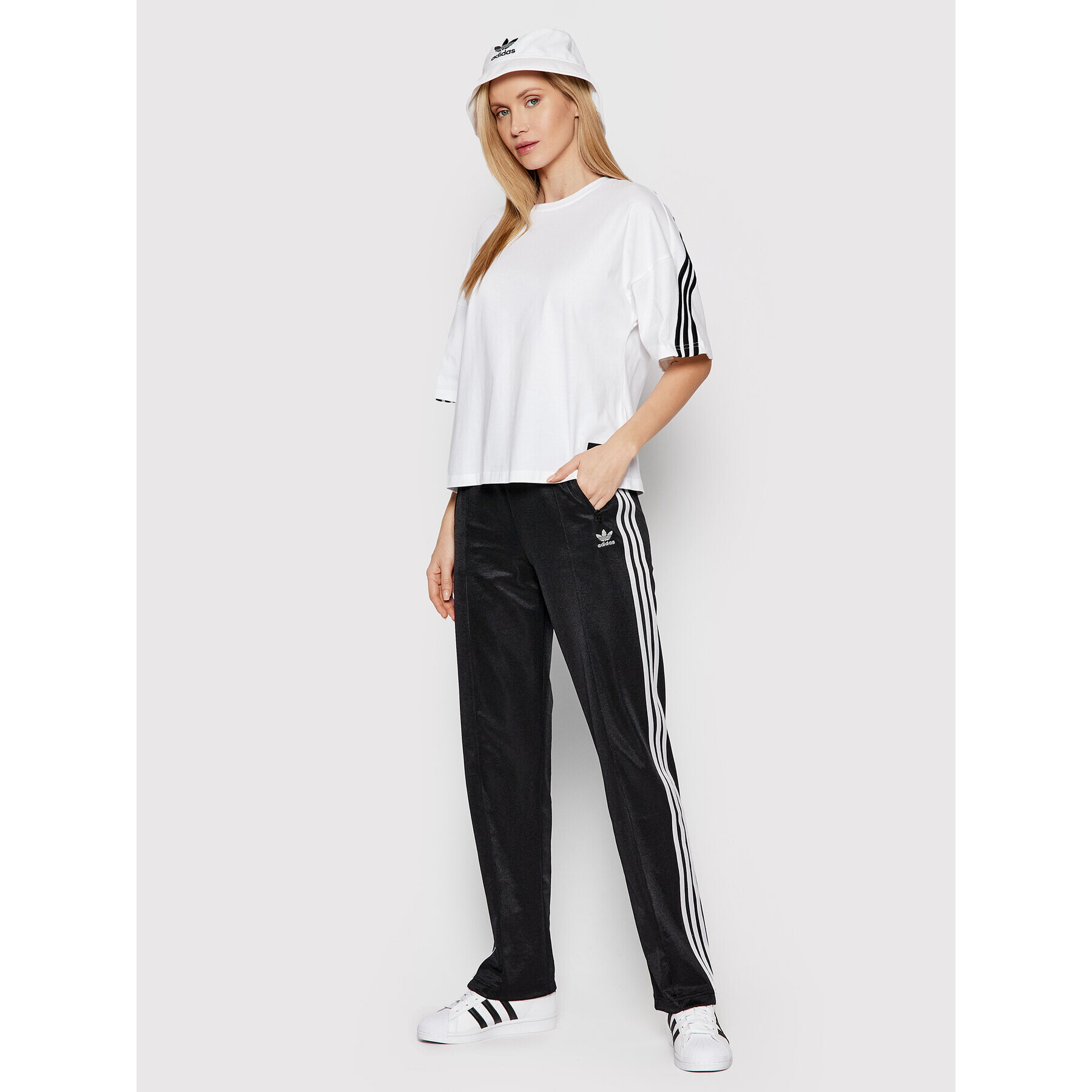 adidas Pantaloni trening adicolor Classics HF7528 Negru Relaxed Fit - Pled.ro