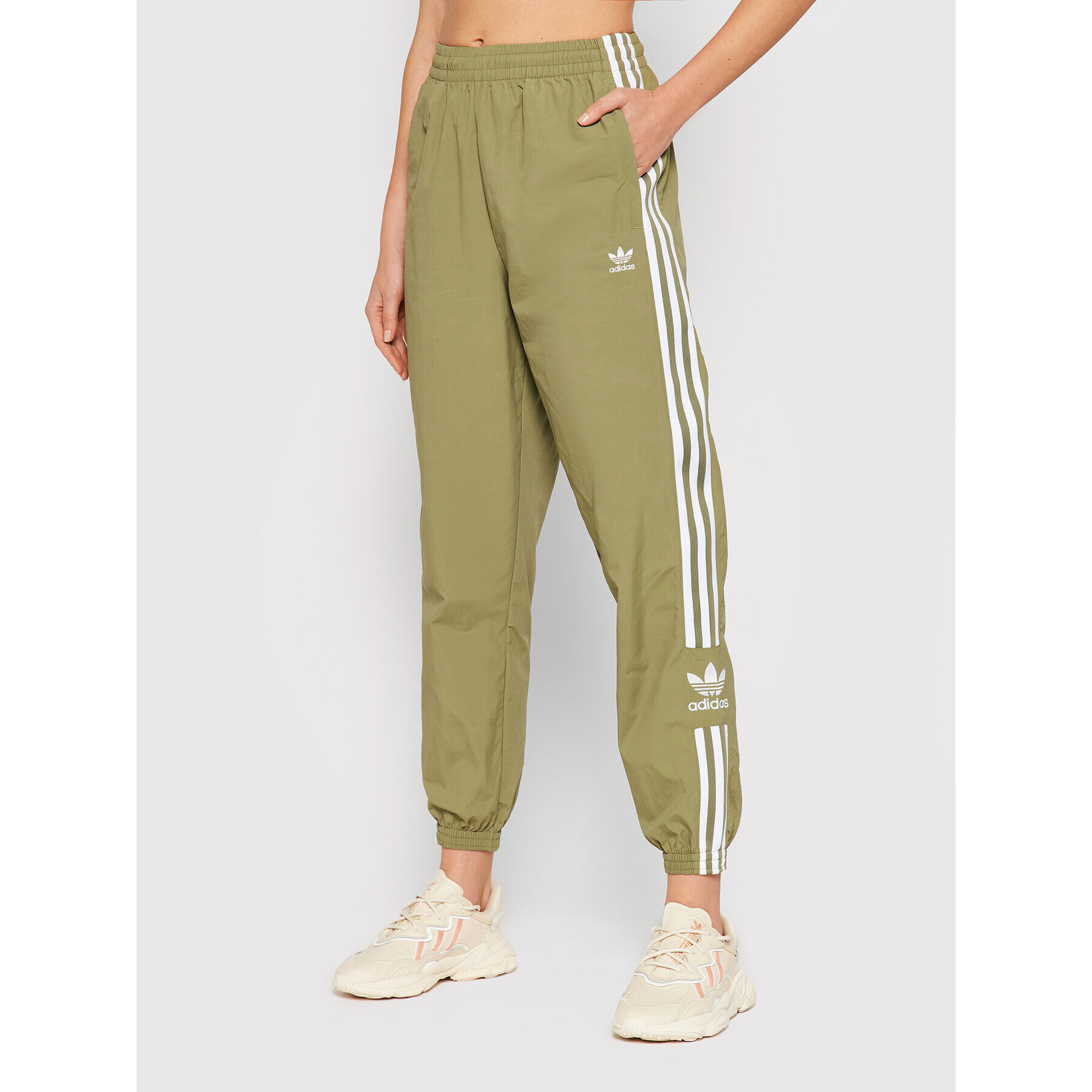 adidas Pantaloni trening adicolor Classics Lock-Up H20546 Verde Regular Fit - Pled.ro