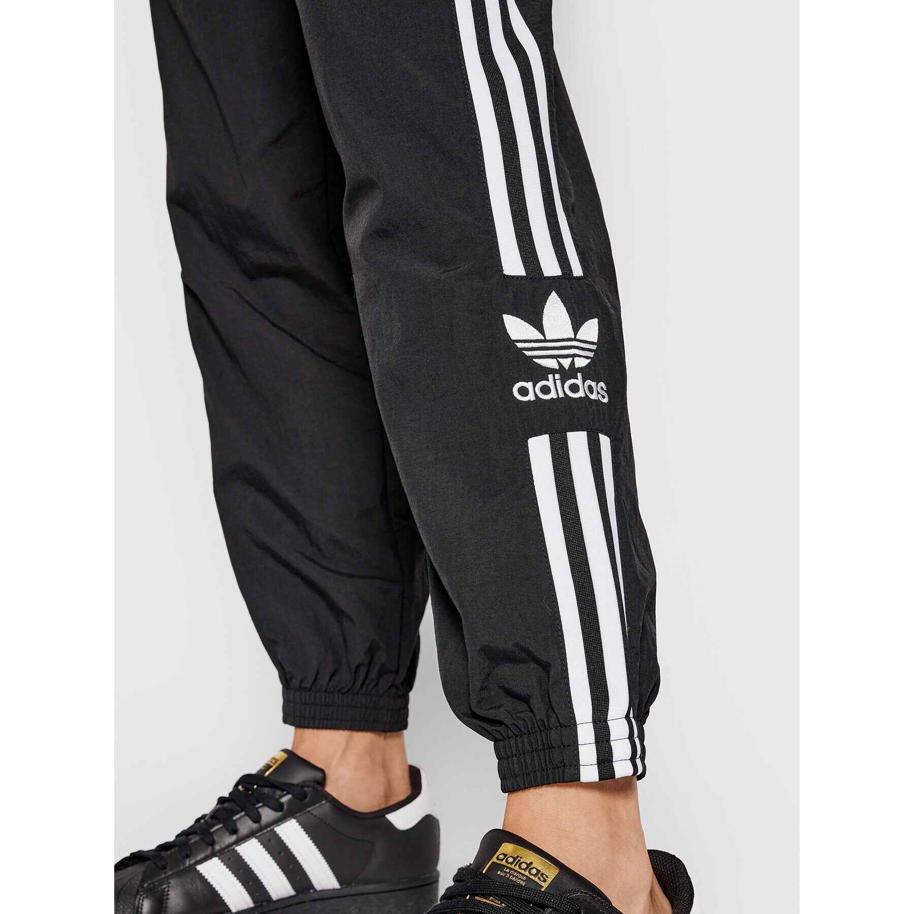 adidas Pantaloni trening adicolor Classics Lock-Up Track H20547 Negru Regular Fit - Pled.ro