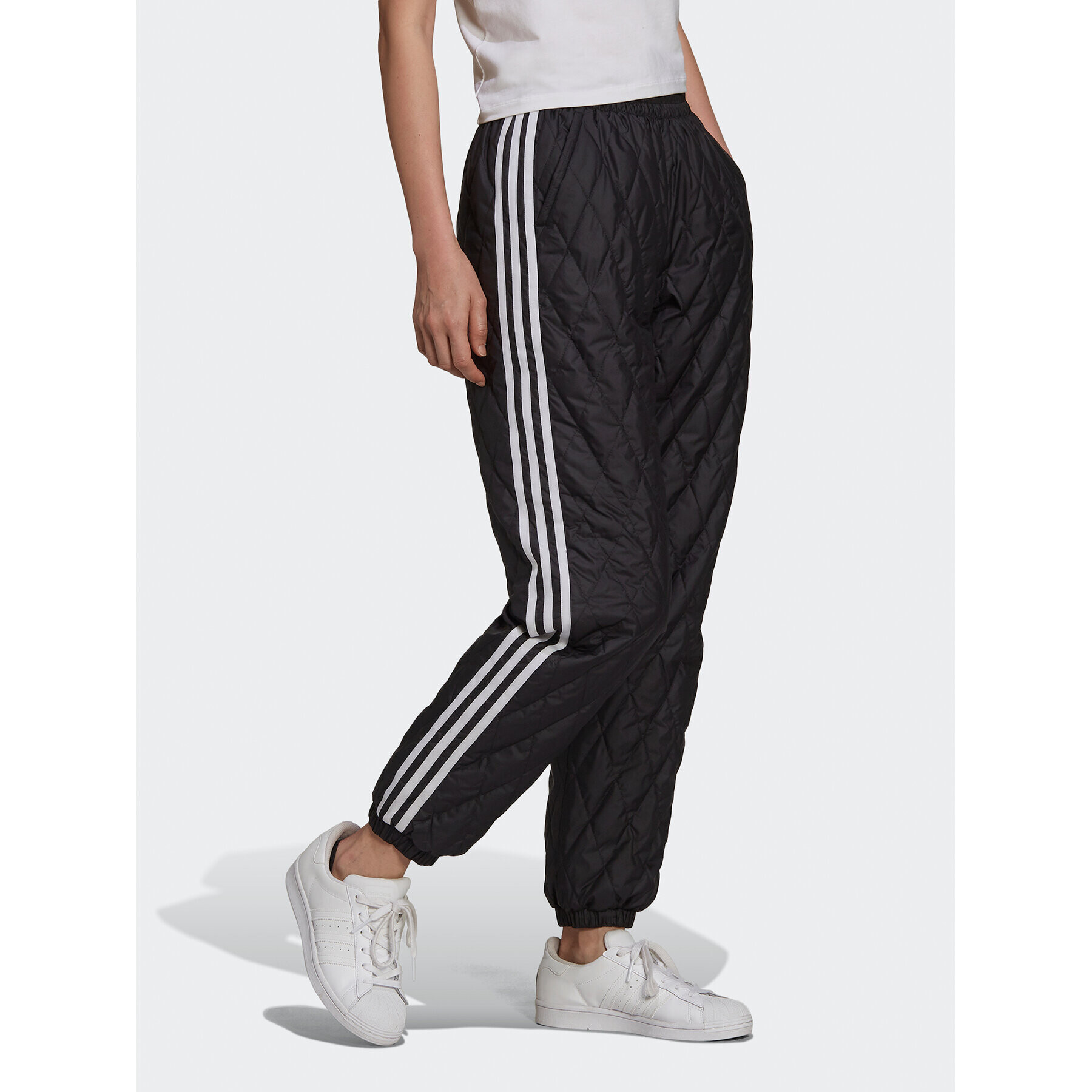 adidas Pantaloni trening adicolor Classics Quilted H43918 Negru Regular Fit - Pled.ro