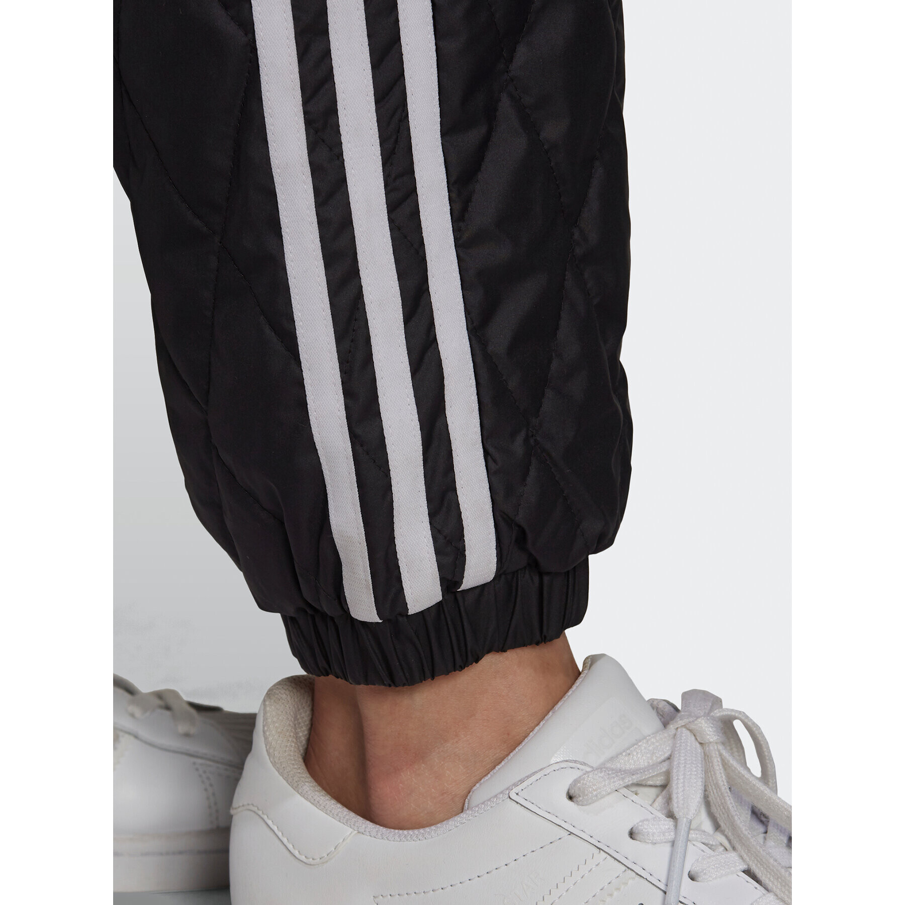 adidas Pantaloni trening adicolor Classics Quilted H43918 Negru Regular Fit - Pled.ro