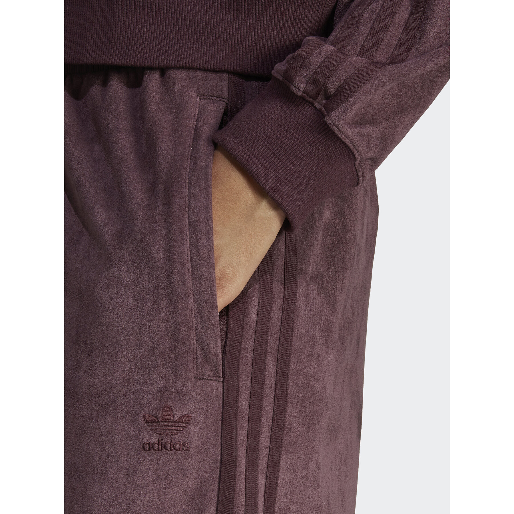 adidas Pantaloni trening Adicolor Classics Suede Cuffed Tracksuit Bottoms HM1693 Roșu Loose Fit - Pled.ro