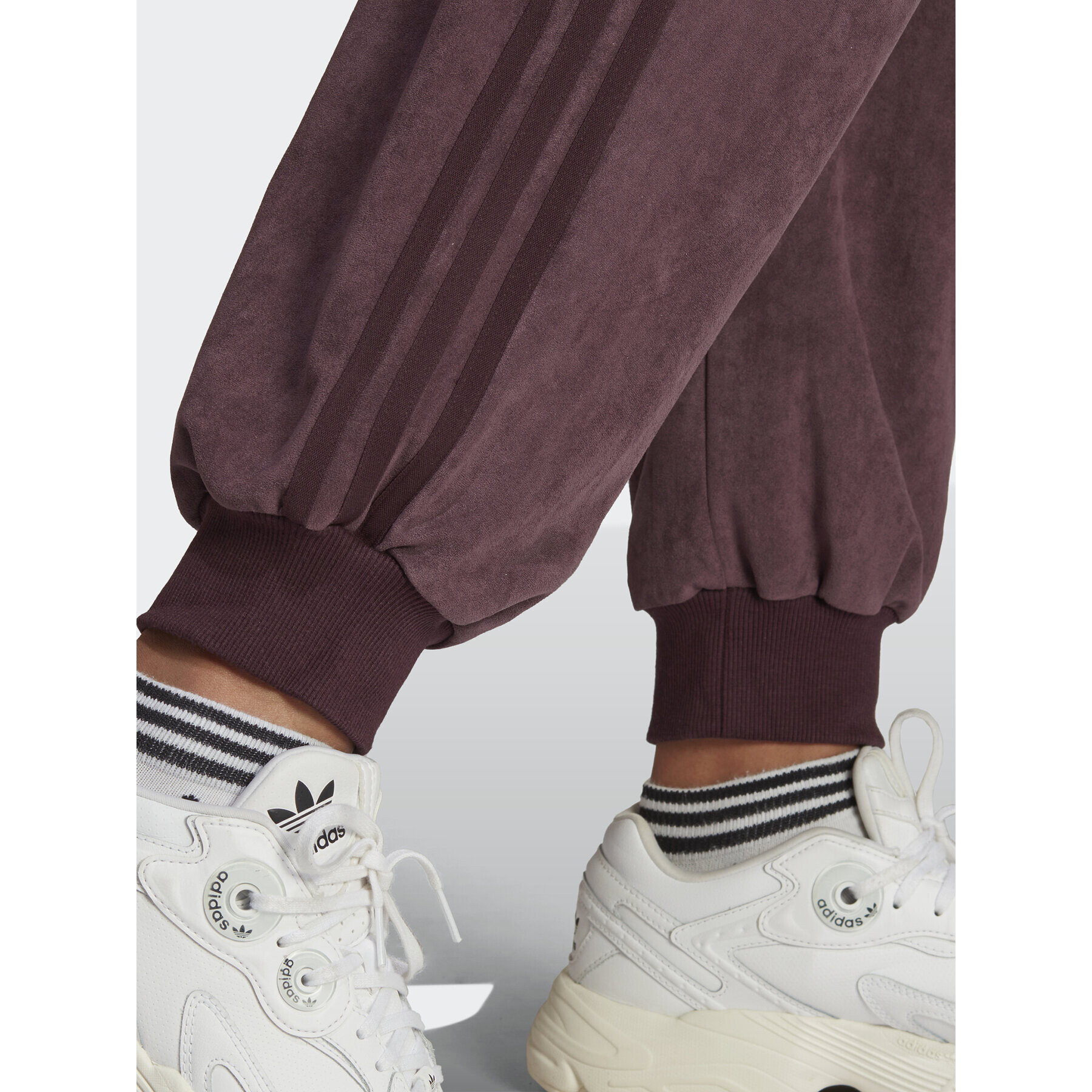 adidas Pantaloni trening Adicolor Classics Suede Cuffed Tracksuit Bottoms HM1693 Roșu Loose Fit - Pled.ro