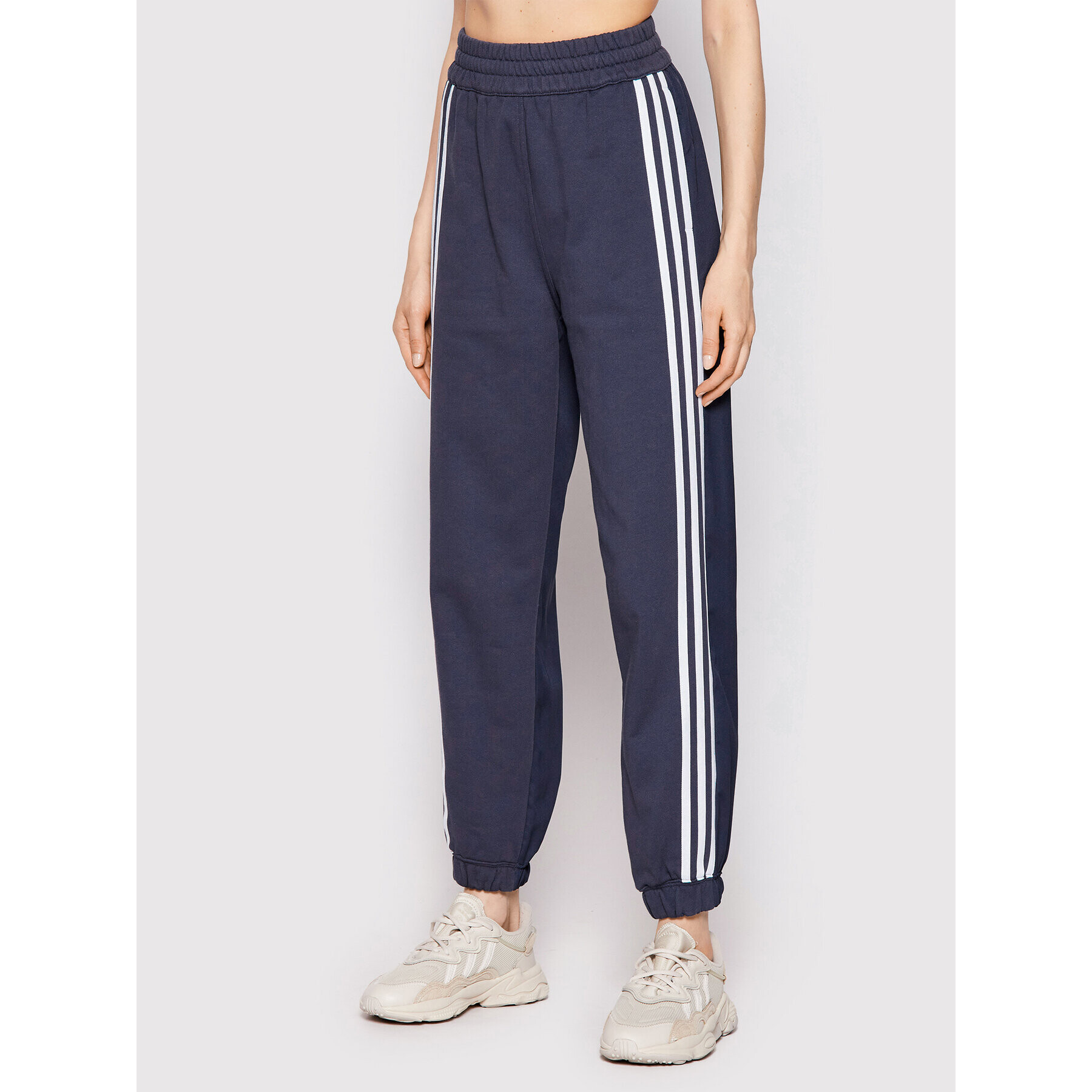 adidas Pantaloni trening adicolor Classics Woven HC4547 Bleumarin Loose Fit - Pled.ro