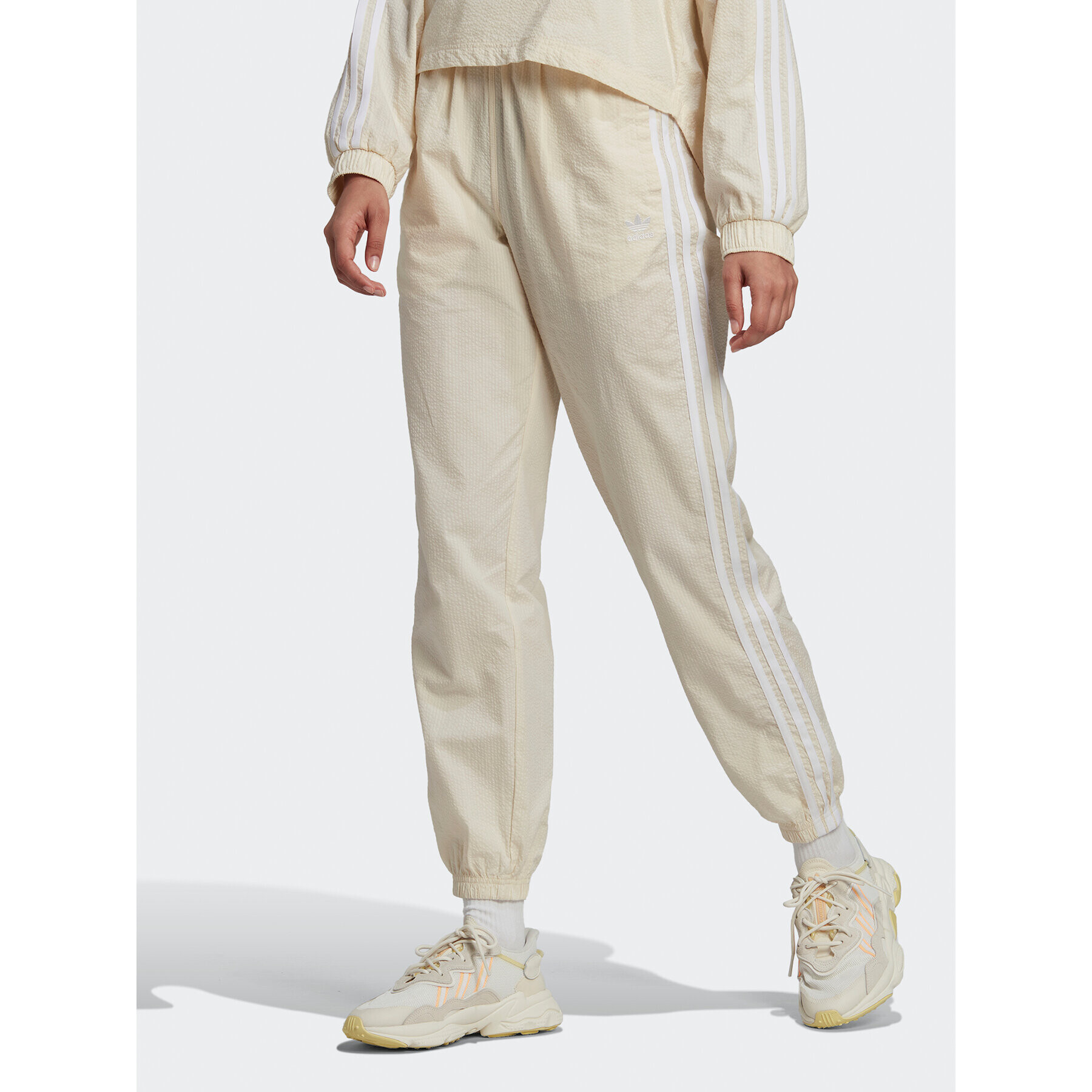 adidas Pantaloni trening adicolor lassics Poplin Track HL9309 Écru Regular Fit - Pled.ro