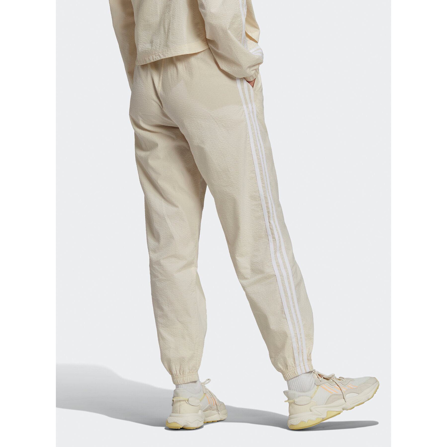 adidas Pantaloni trening adicolor lassics Poplin Track HL9309 Écru Regular Fit - Pled.ro