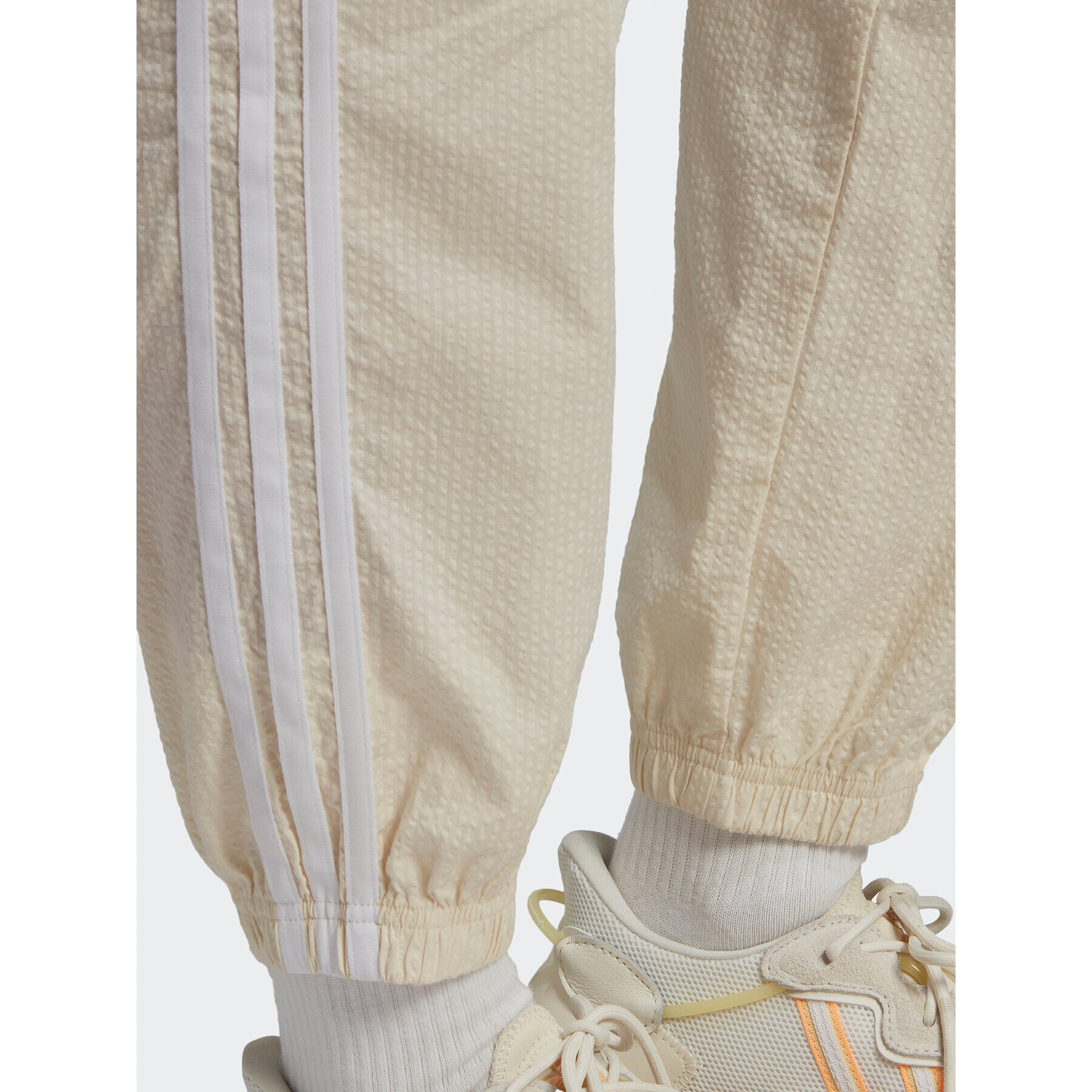 adidas Pantaloni trening adicolor lassics Poplin Track HL9309 Écru Regular Fit - Pled.ro