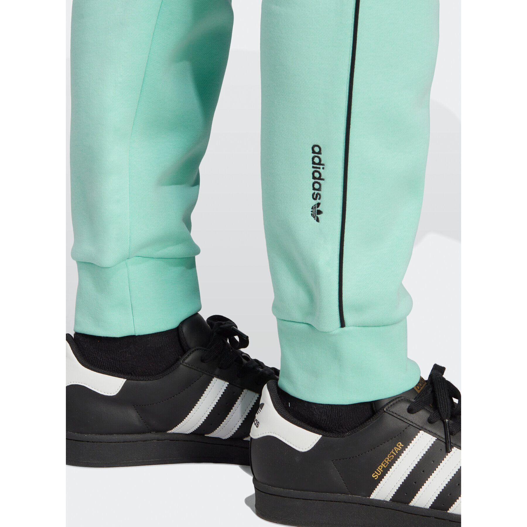 adidas Pantaloni trening Adicolor Seasonal Archive Joggers HR5338 Verde Slim Fit - Pled.ro