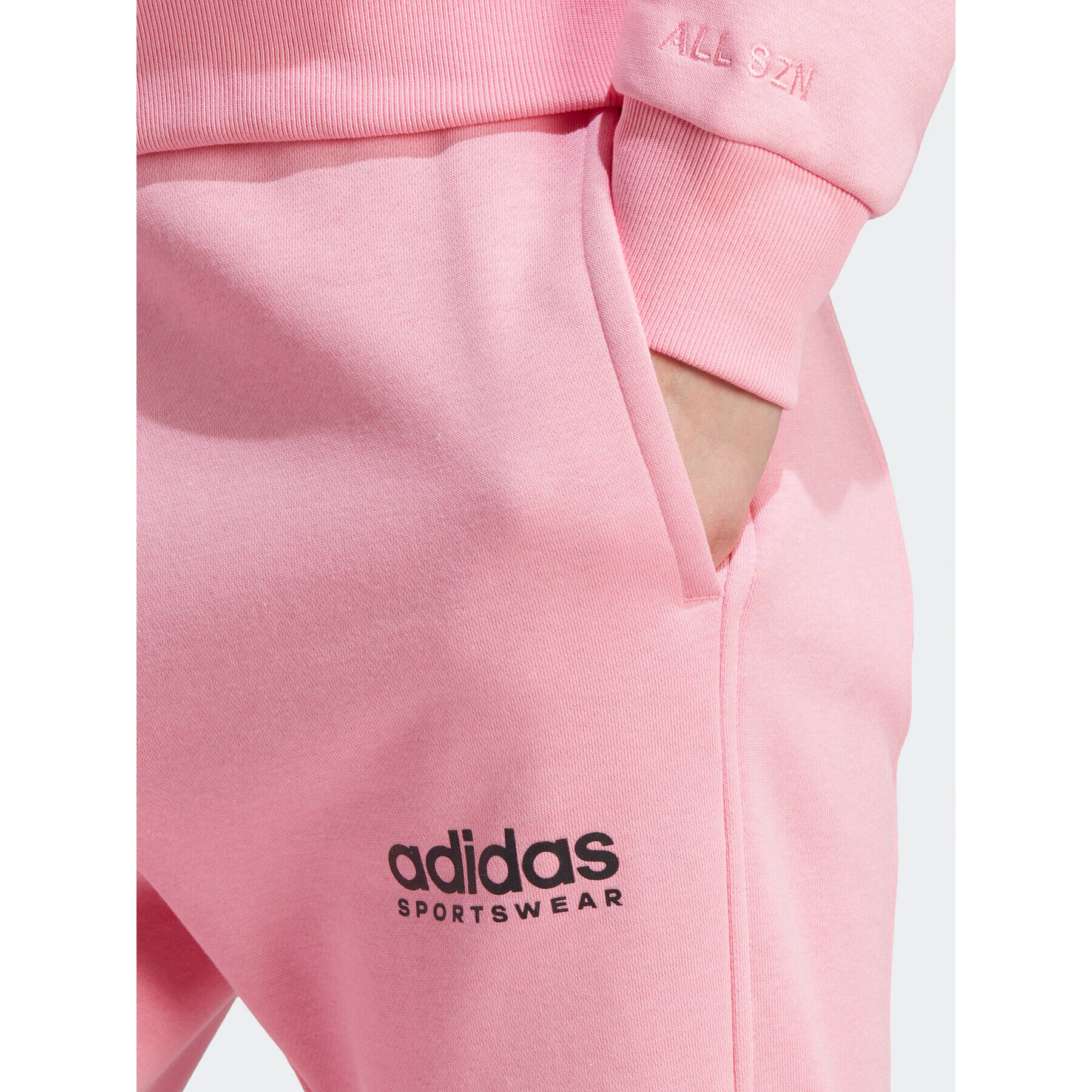 adidas Pantaloni trening ALL SZN Fleece Graphics Joggers IC8718 Roz Regular Fit - Pled.ro