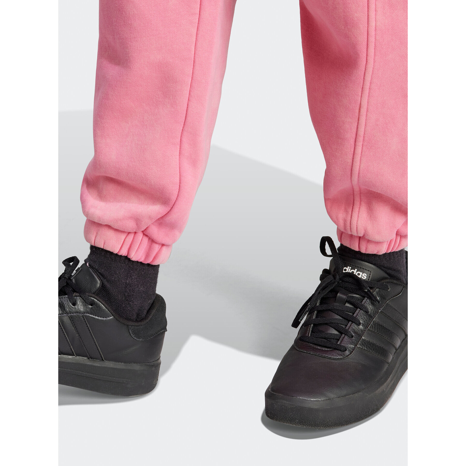 adidas Pantaloni trening ALL SZN Fleece Washed IK4257 Roz Loose Fit - Pled.ro