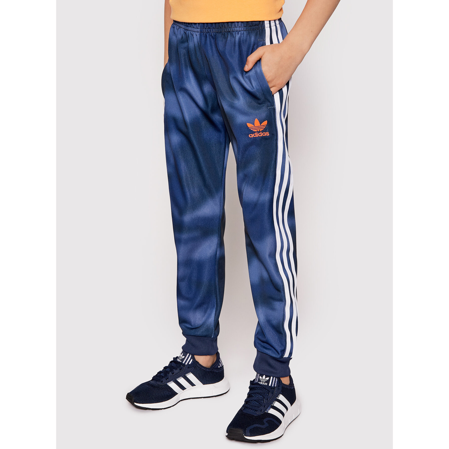 adidas Pantaloni trening Allover Print Camo SST GN4129 Bleumarin Slim Fit - Pled.ro