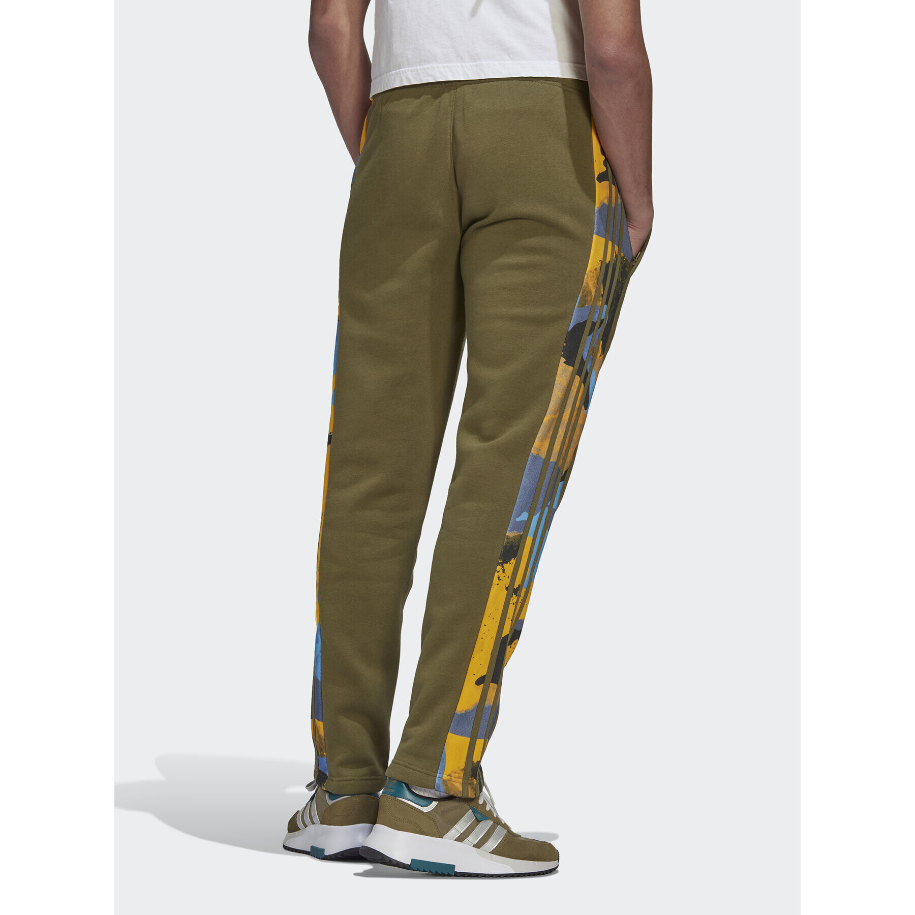 adidas Pantaloni trening Camo Series HK2807 Verde Regular Fit - Pled.ro