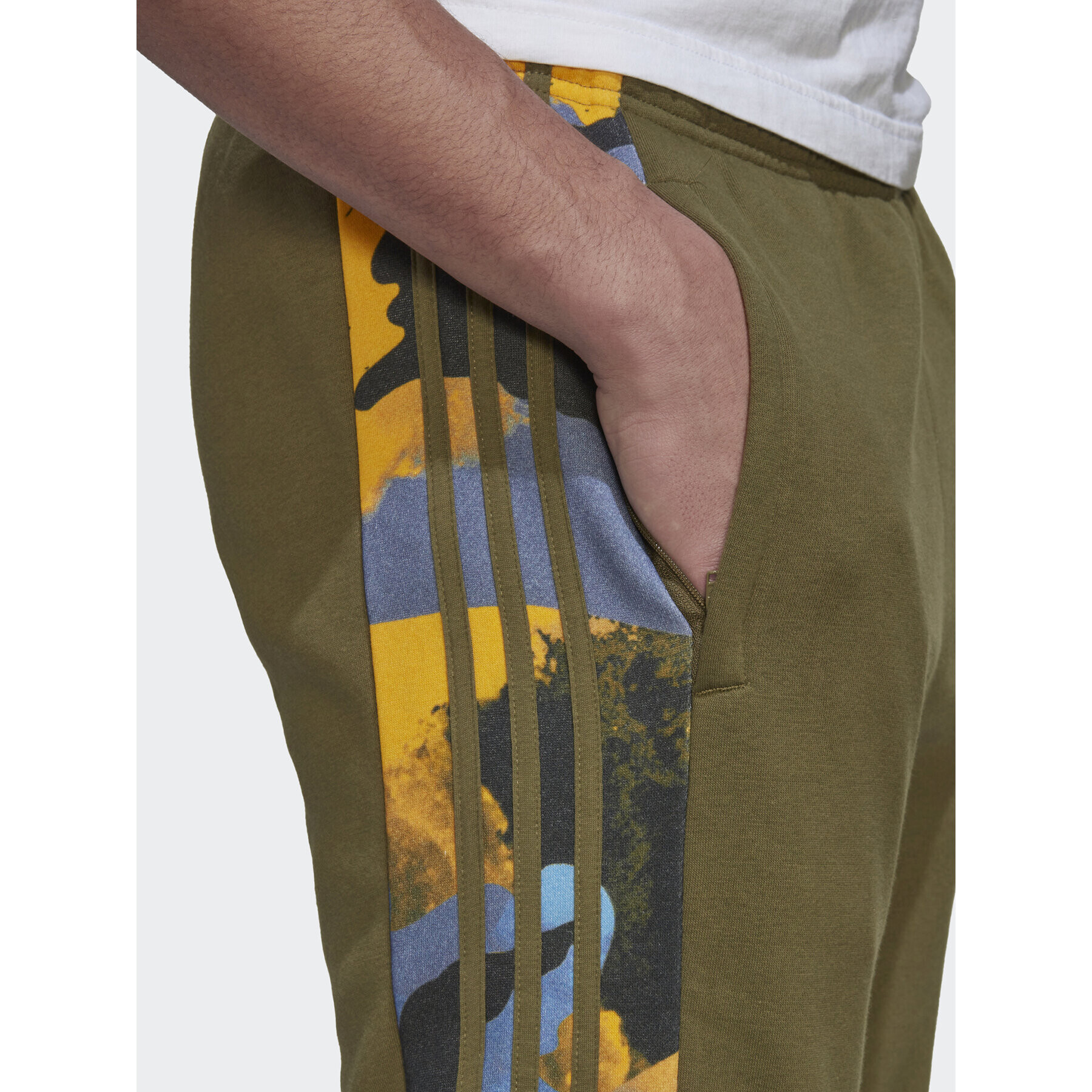 adidas Pantaloni trening Camo Series HK2807 Verde Regular Fit - Pled.ro