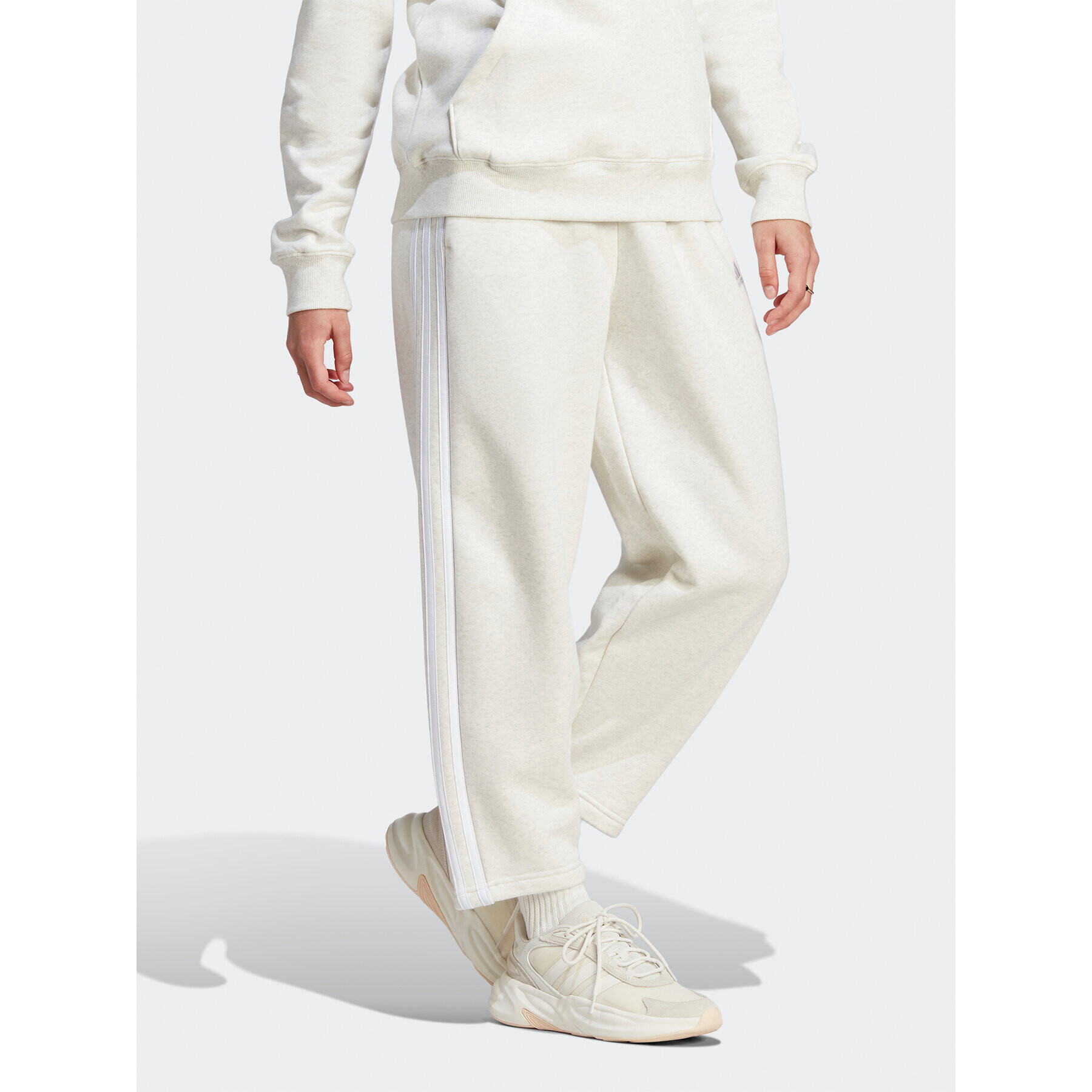 adidas Pantaloni trening Essentials 3-Stripes Open Hem Fleece IM0248 Écru Loose Fit - Pled.ro