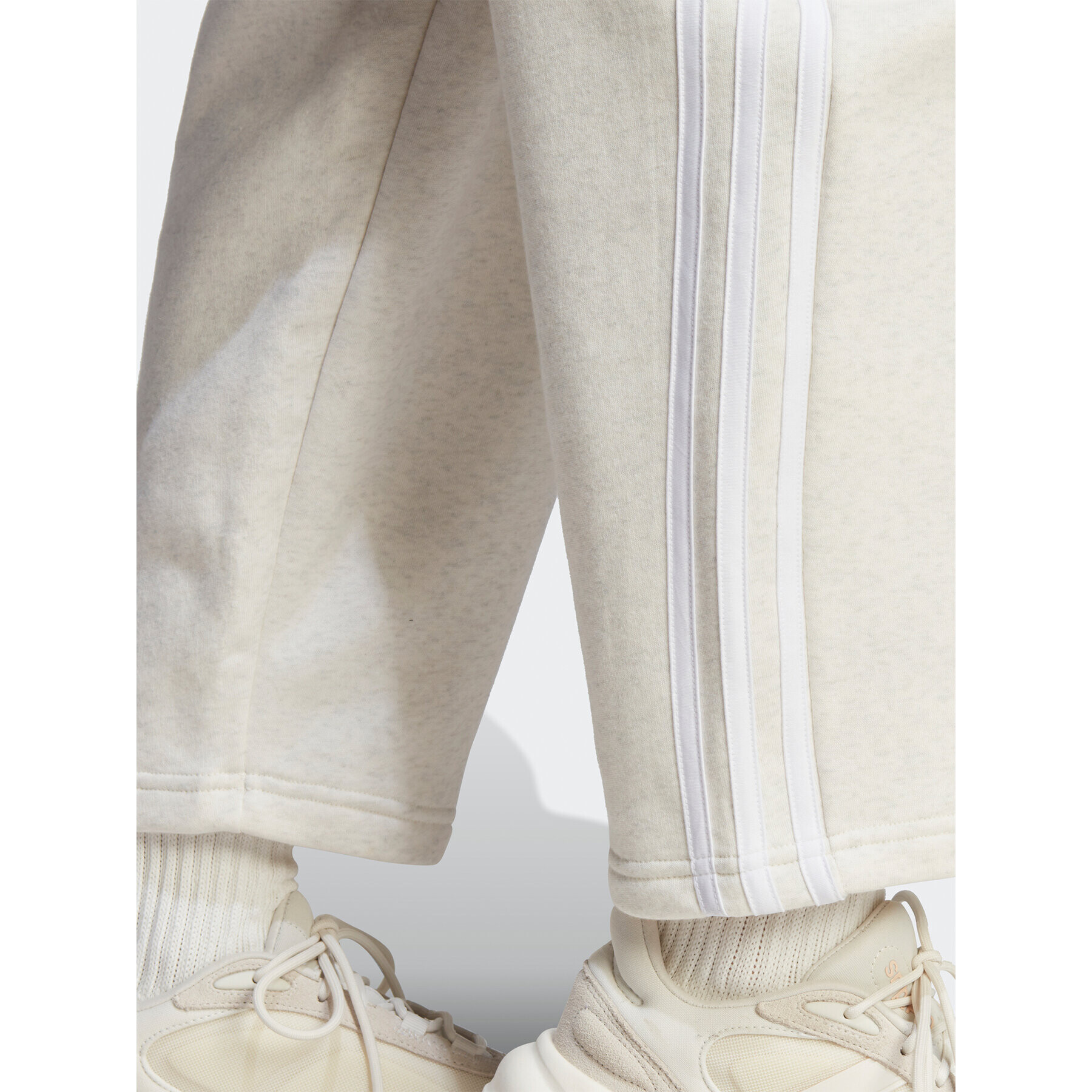 adidas Pantaloni trening Essentials 3-Stripes Open Hem Fleece IM0248 Écru Loose Fit - Pled.ro