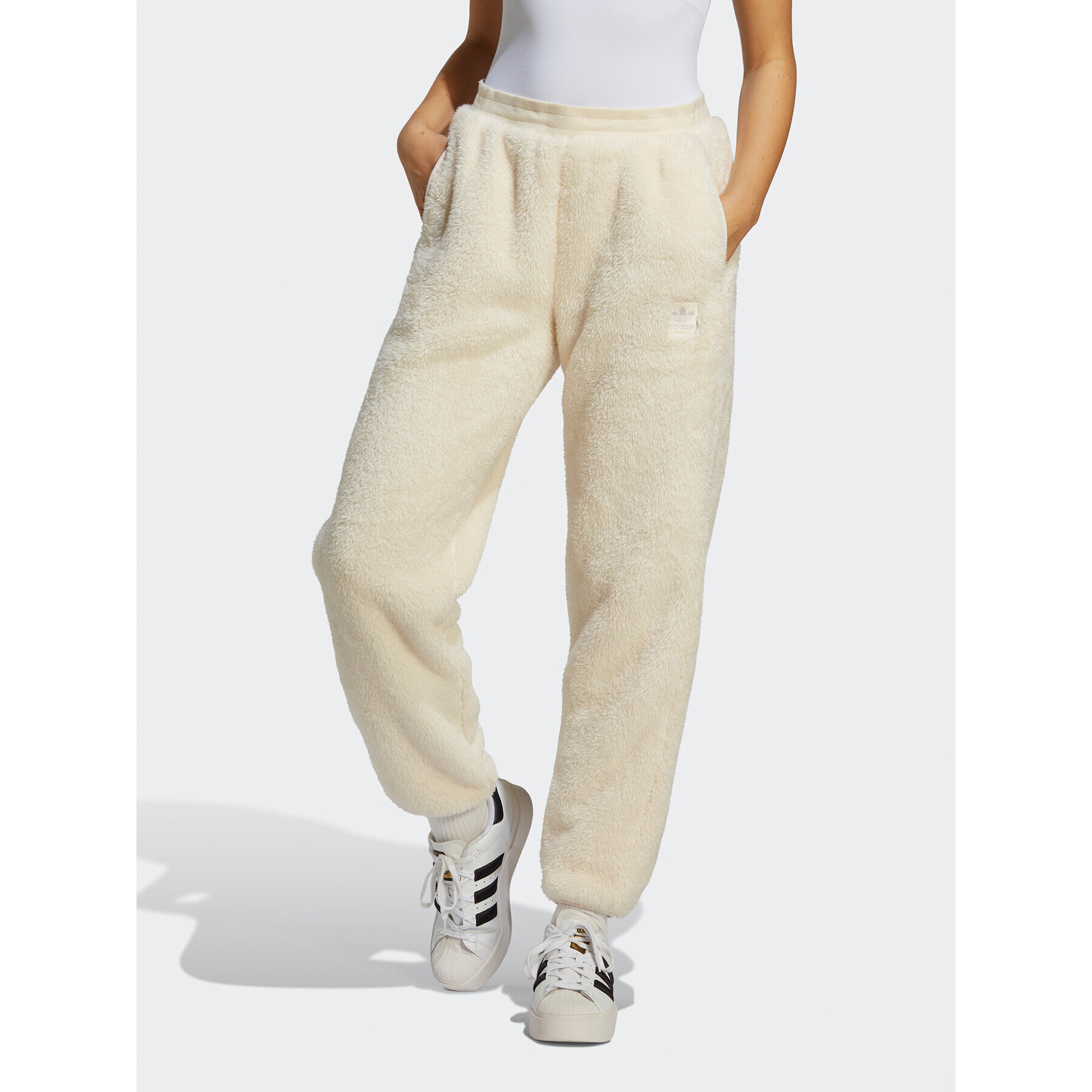 adidas Pantaloni trening Essentials+ Fluffy Teddy IC2256 Écru Loose Fit - Pled.ro