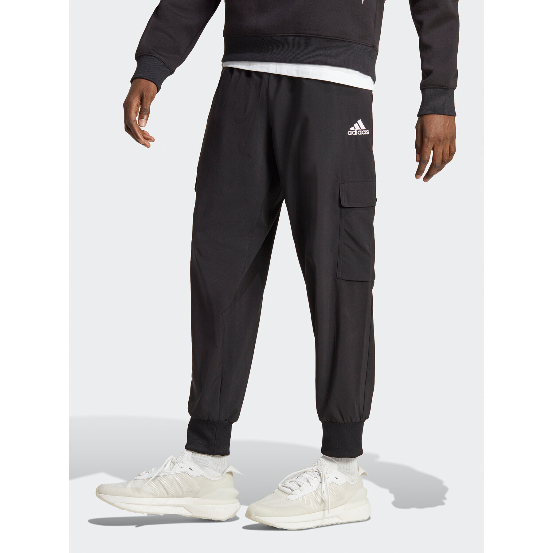 adidas Pantaloni trening Essentials Small Logo Woven Cargo Ankle-Length Pants HA4348 Negru Regular Fit - Pled.ro