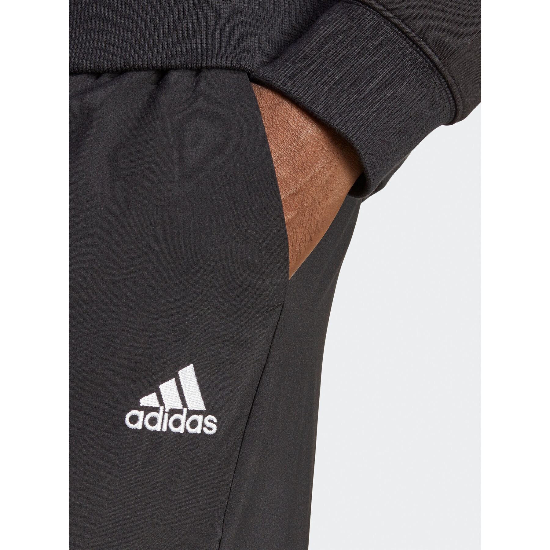 adidas Pantaloni trening Essentials Small Logo Woven Cargo Ankle-Length Pants HA4348 Negru Regular Fit - Pled.ro