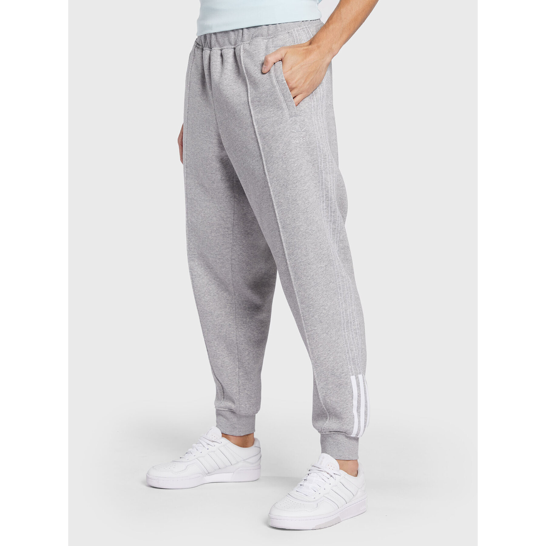 adidas Pantaloni trening Fleece Sst HI2997 Gri Regular Fit - Pled.ro