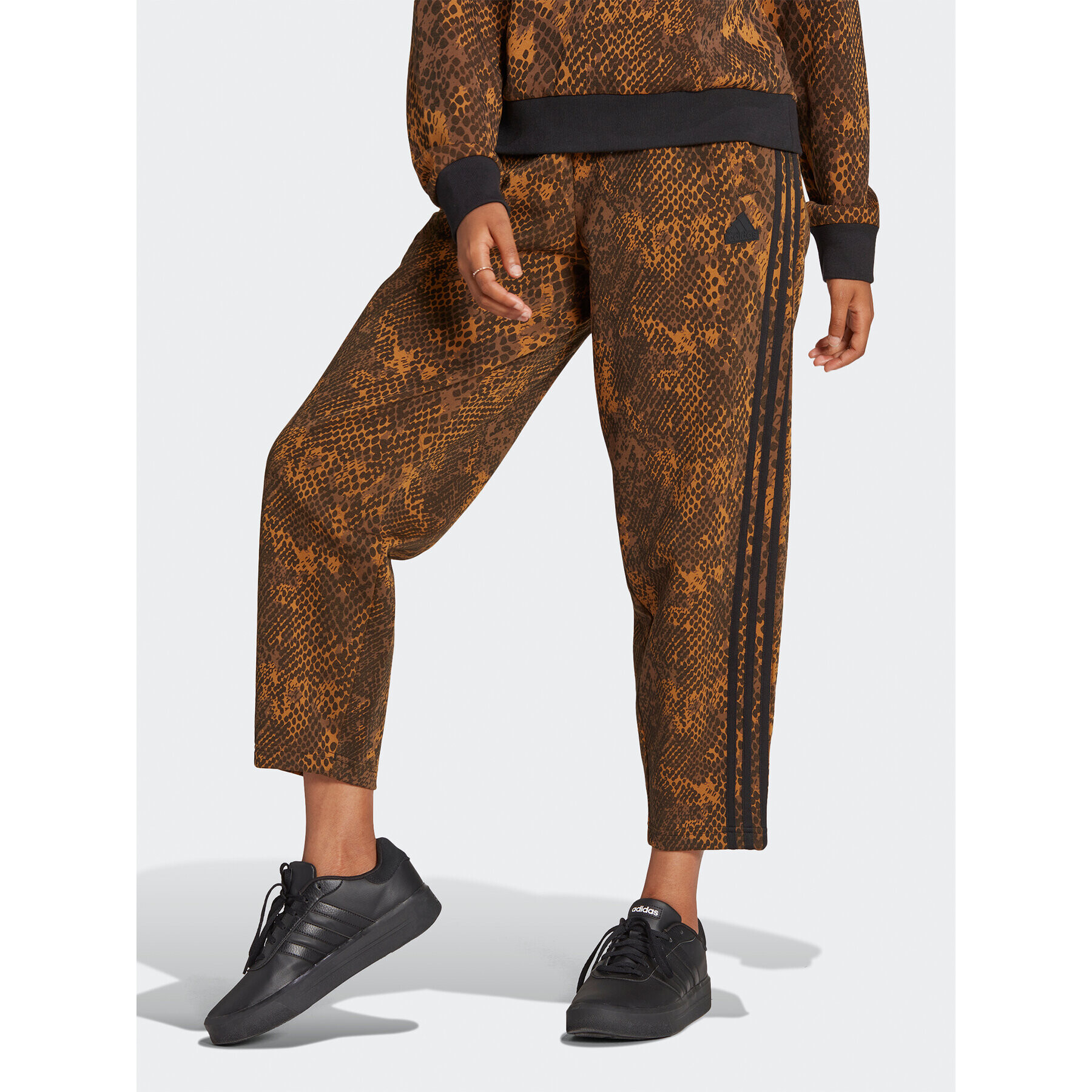 adidas Pantaloni trening Future Icons 3-Stripes Tracksuit Bottoms HR6104 Maro Loose Fit - Pled.ro