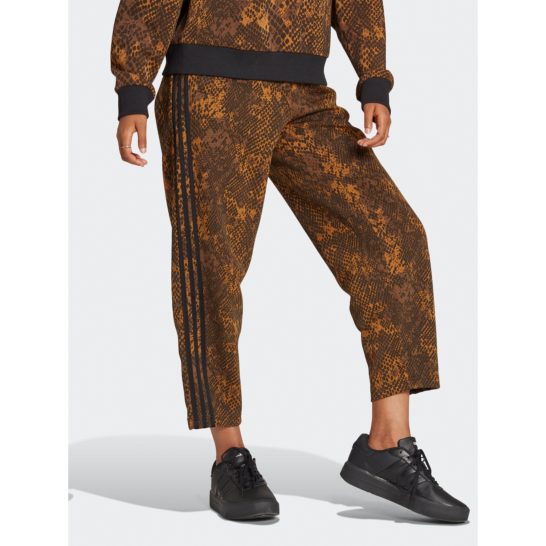 adidas Pantaloni trening Future Icons 3-Stripes Tracksuit Bottoms HR6104 Maro Loose Fit - Pled.ro