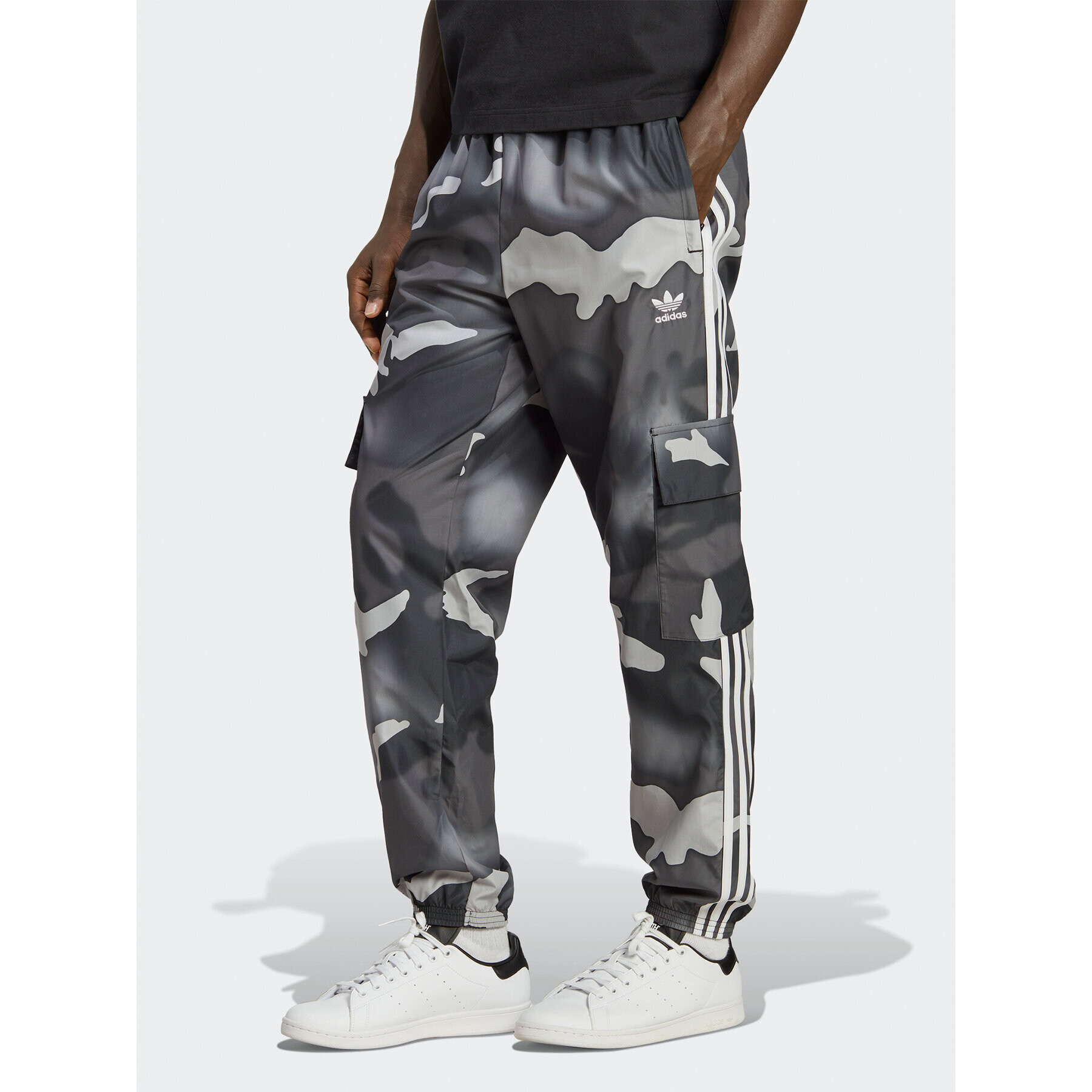 adidas Pantaloni trening Graphics Camo Cargo Trousers IC5733 Negru Regular Fit - Pled.ro