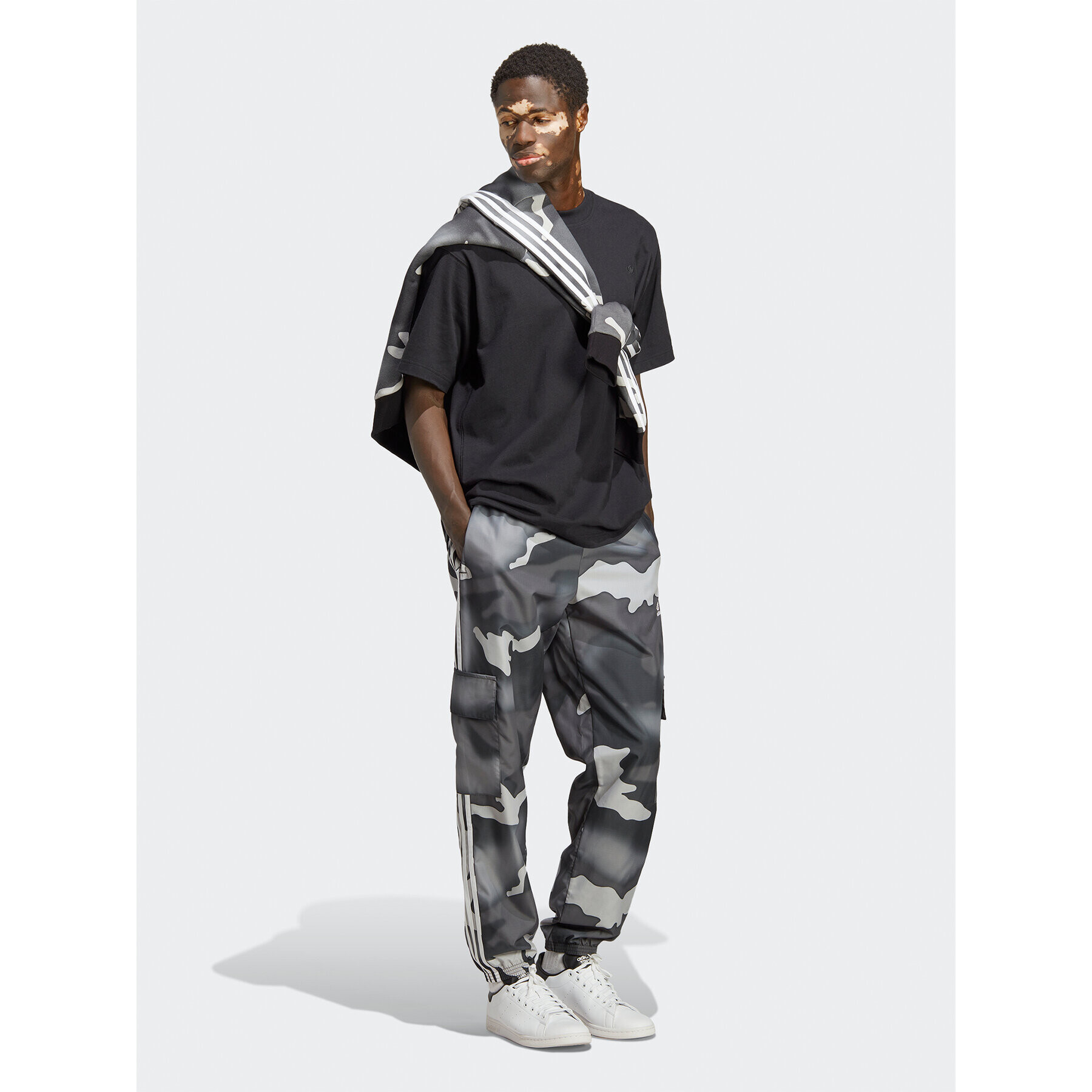 adidas Pantaloni trening Graphics Camo Cargo Trousers IC5733 Negru Regular Fit - Pled.ro