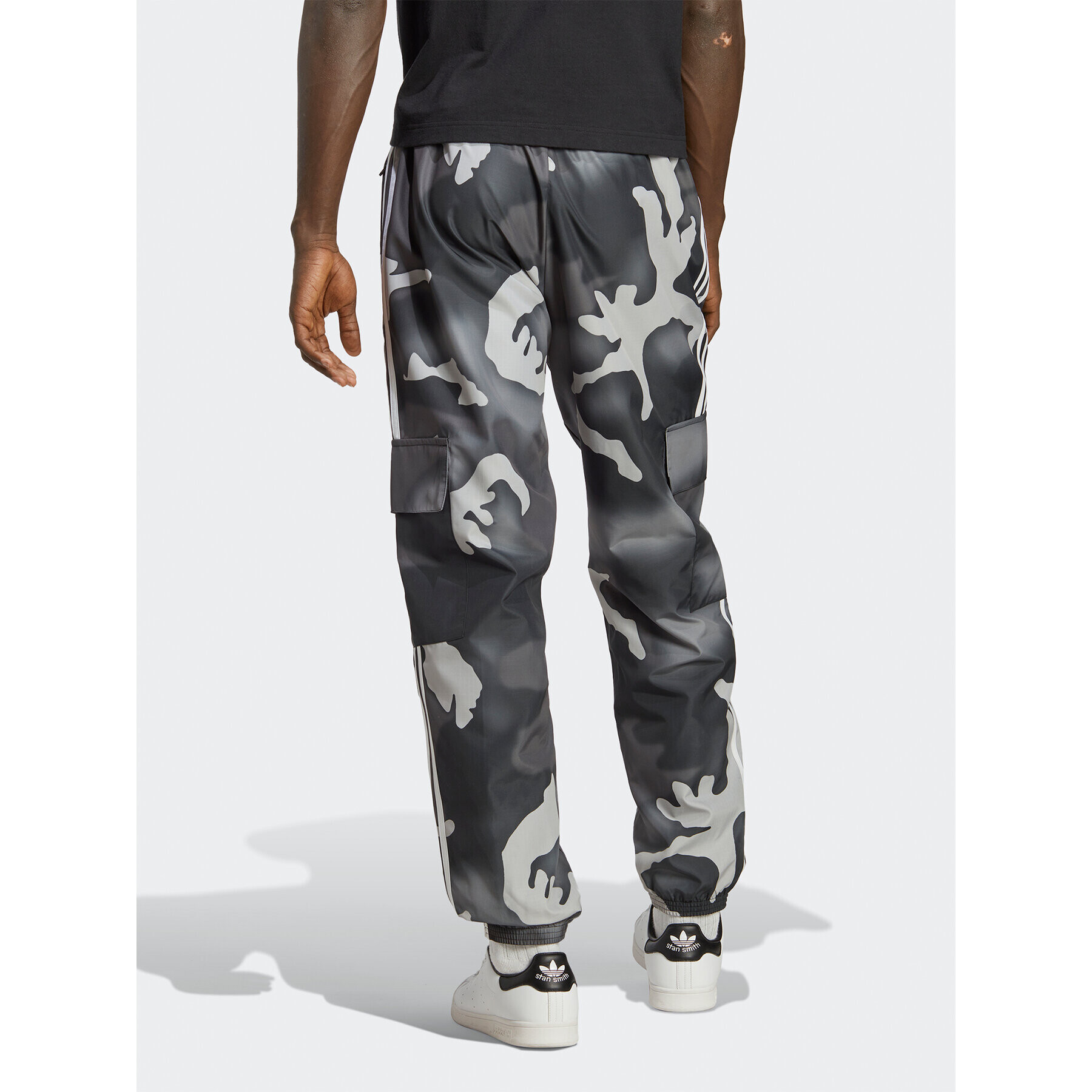 adidas Pantaloni trening Graphics Camo Cargo Trousers IC5733 Negru Regular Fit - Pled.ro