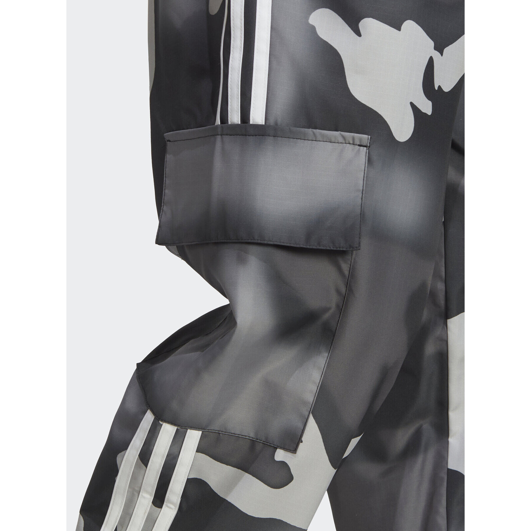 adidas Pantaloni trening Graphics Camo Cargo Trousers IC5733 Negru Regular Fit - Pled.ro