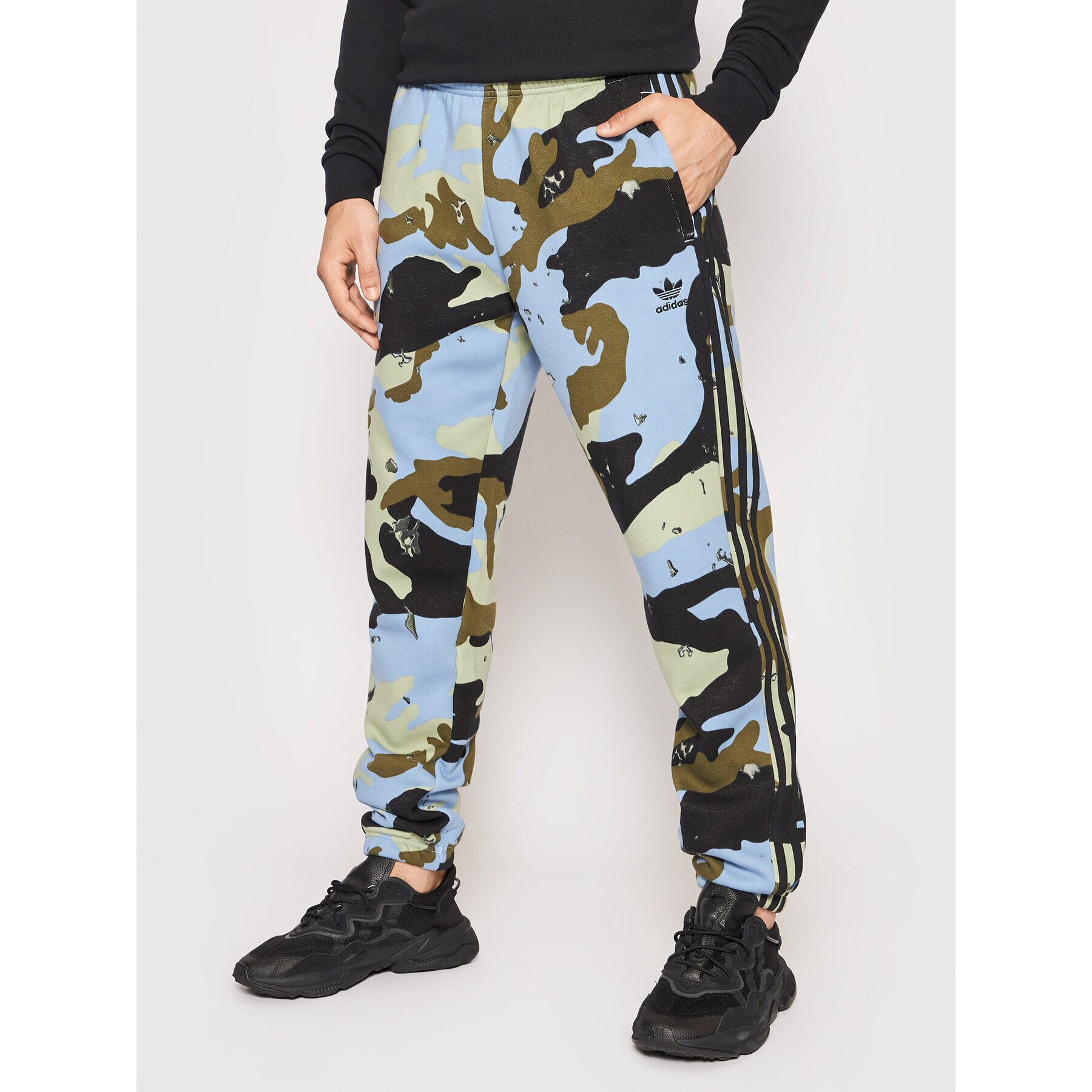 adidas Pantaloni trening Graphics Camo H13465 Albastru Regular Fit - Pled.ro