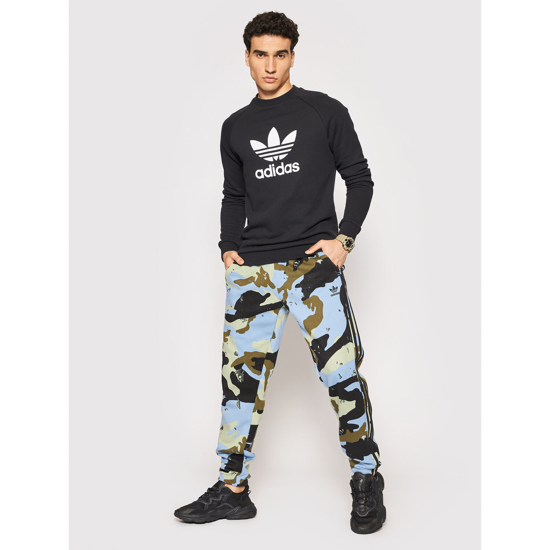 adidas Pantaloni trening Graphics Camo H13465 Albastru Regular Fit - Pled.ro