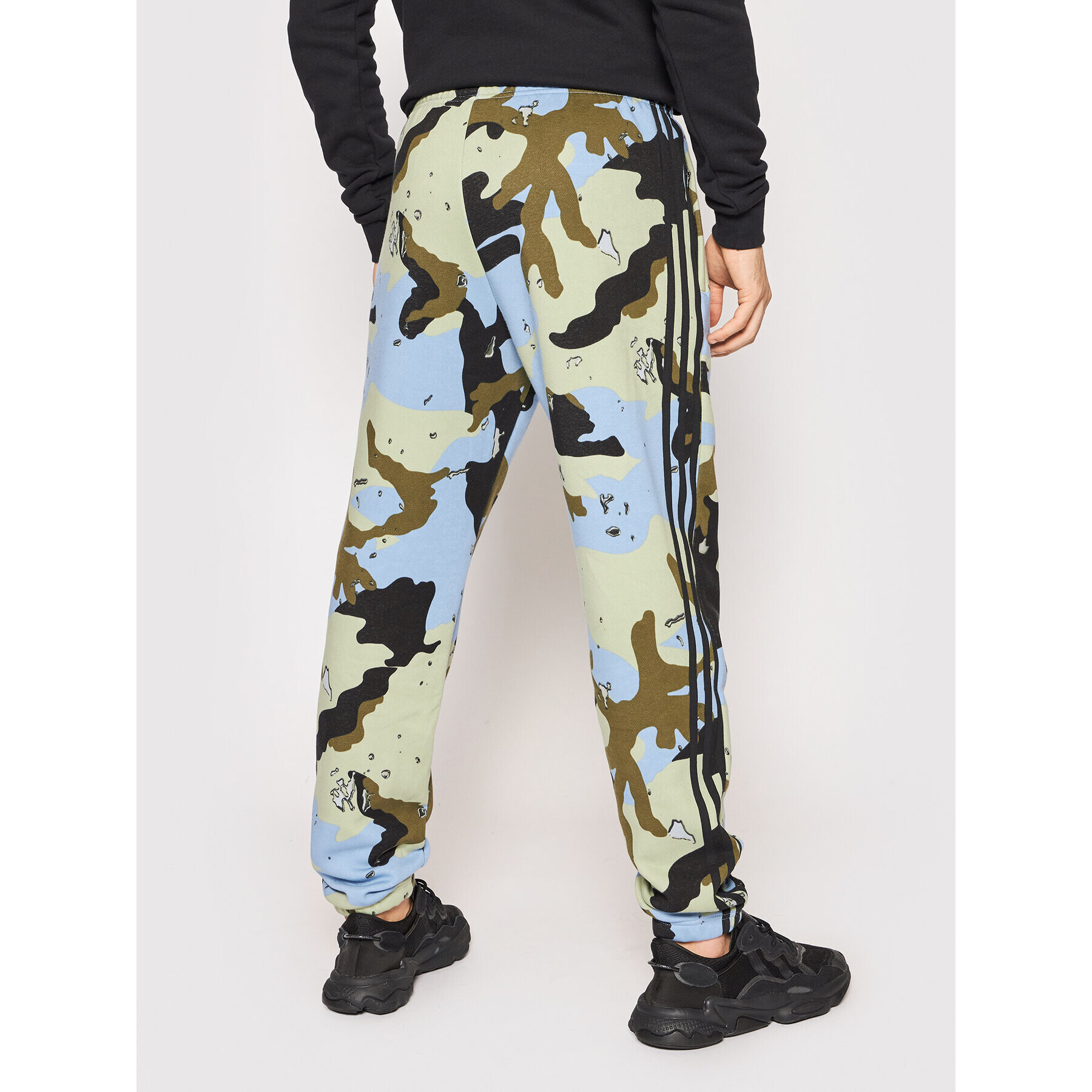 adidas Pantaloni trening Graphics Camo H13465 Albastru Regular Fit - Pled.ro