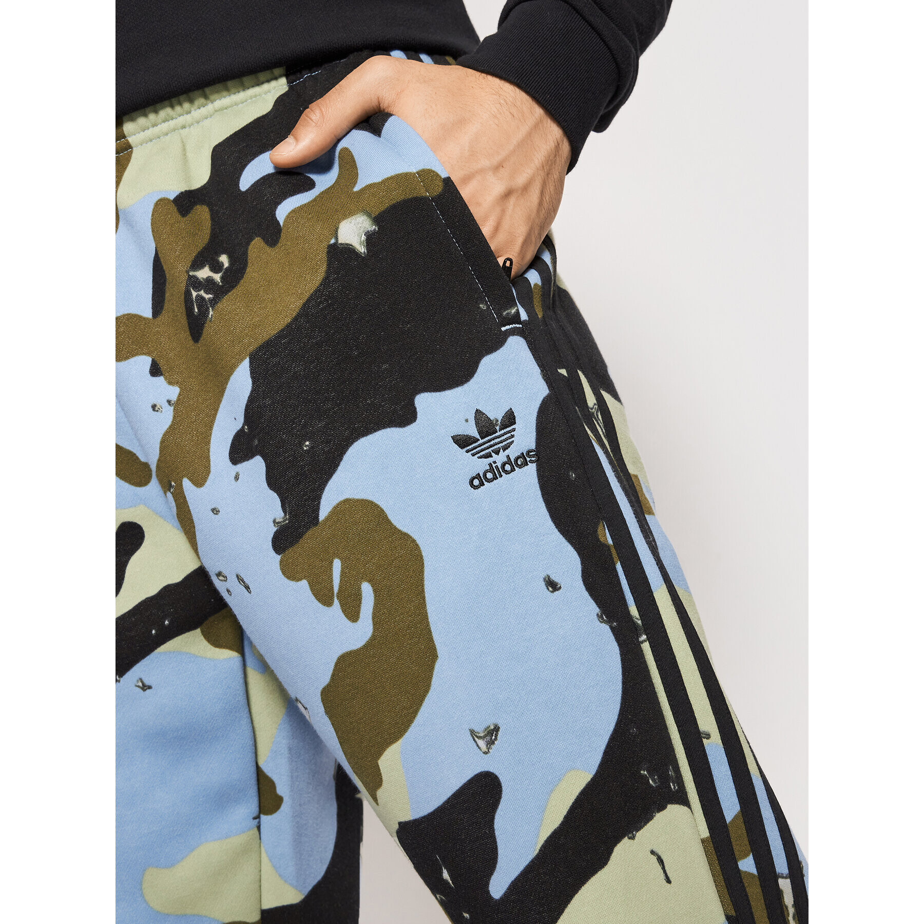 adidas Pantaloni trening Graphics Camo H13465 Albastru Regular Fit - Pled.ro