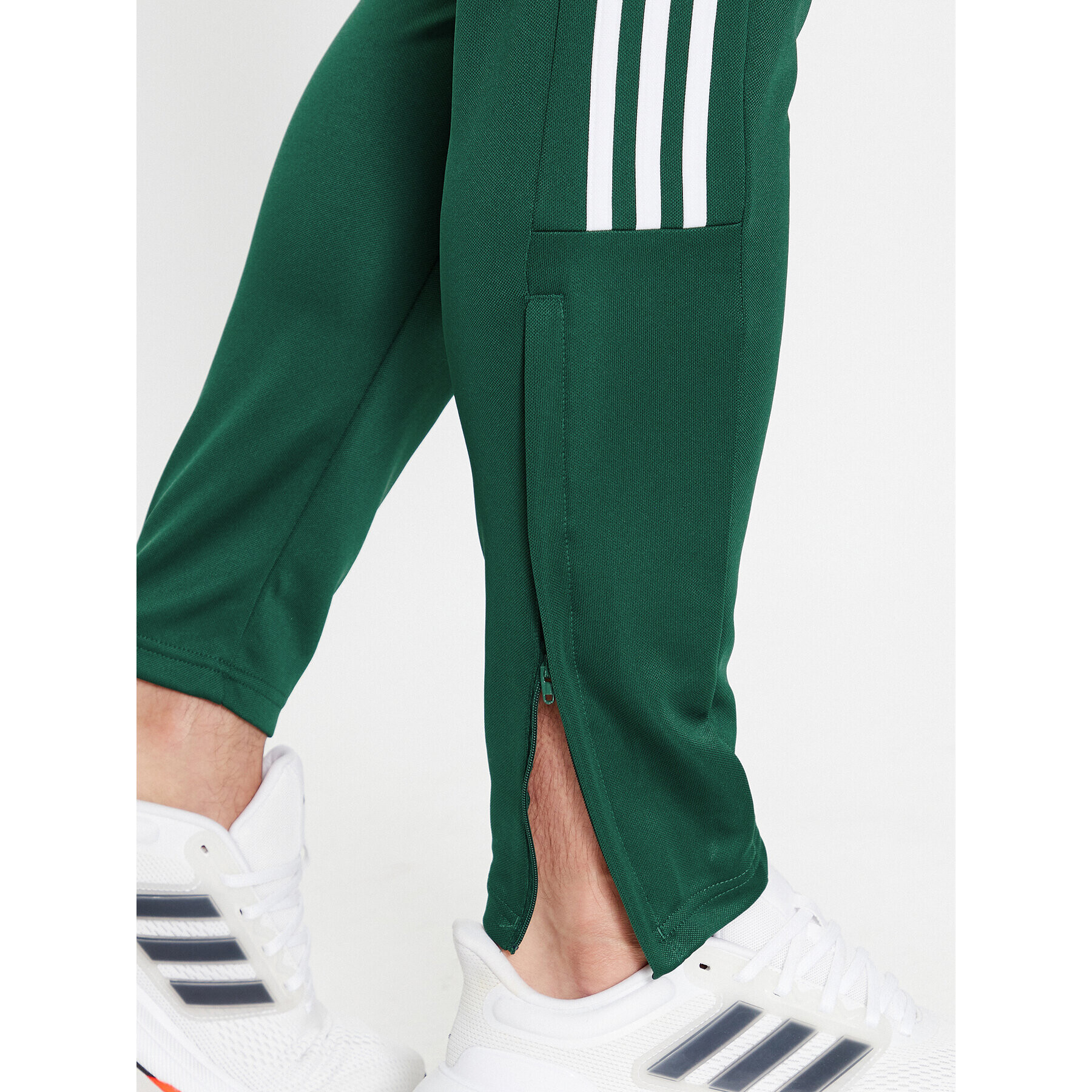 adidas Pantaloni trening IM2918 Verde Regular Fit - Pled.ro