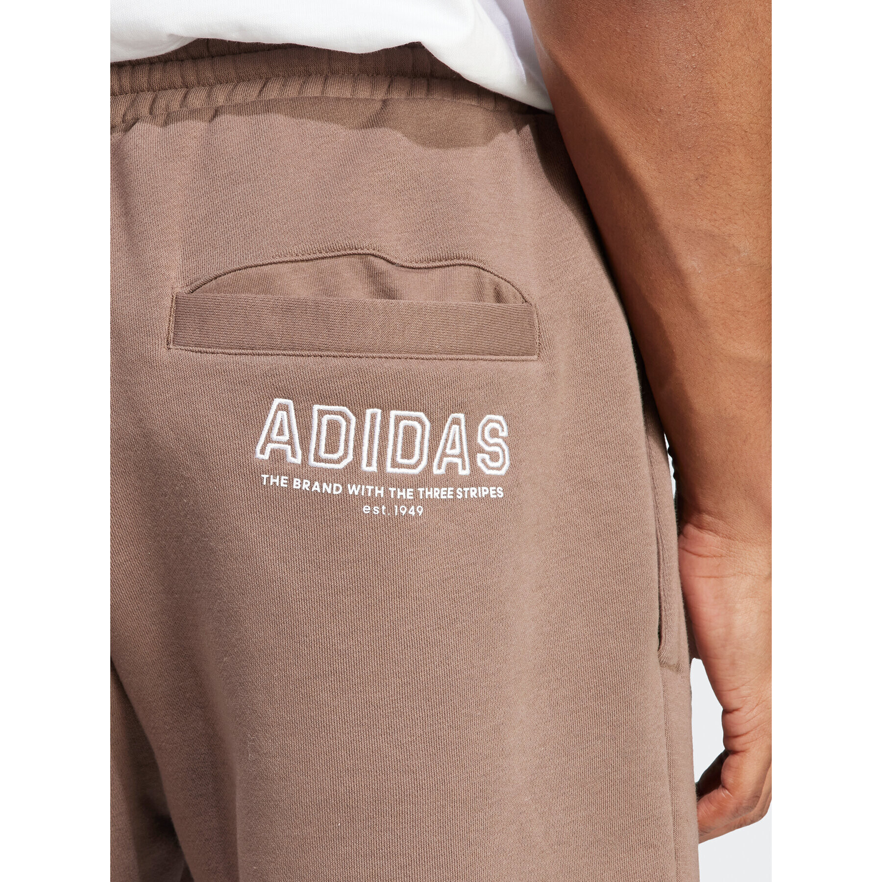 adidas Pantaloni trening IR8362 Maro Regular Fit - Pled.ro